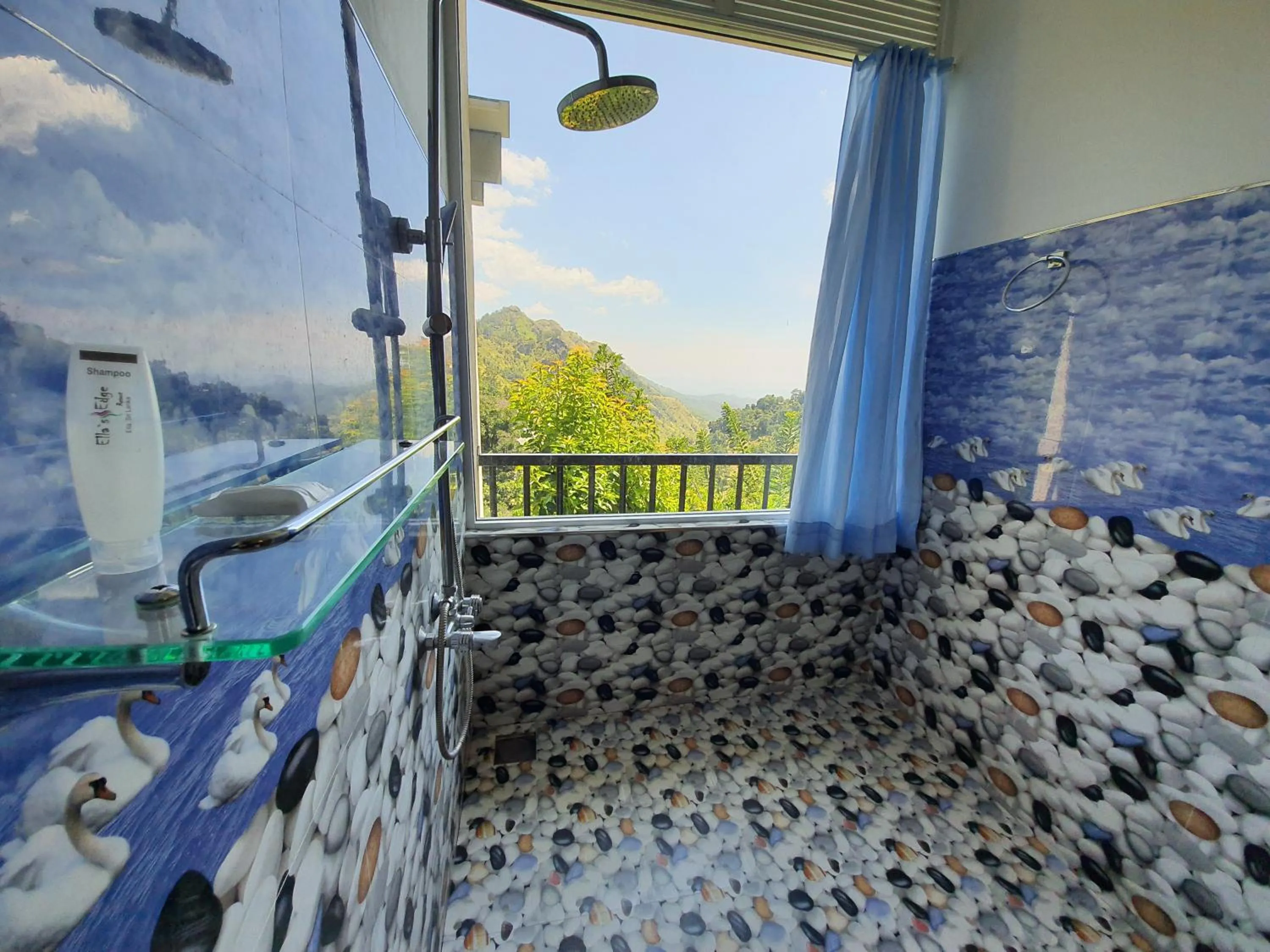 Bathroom in Hotel Ella`s Edge