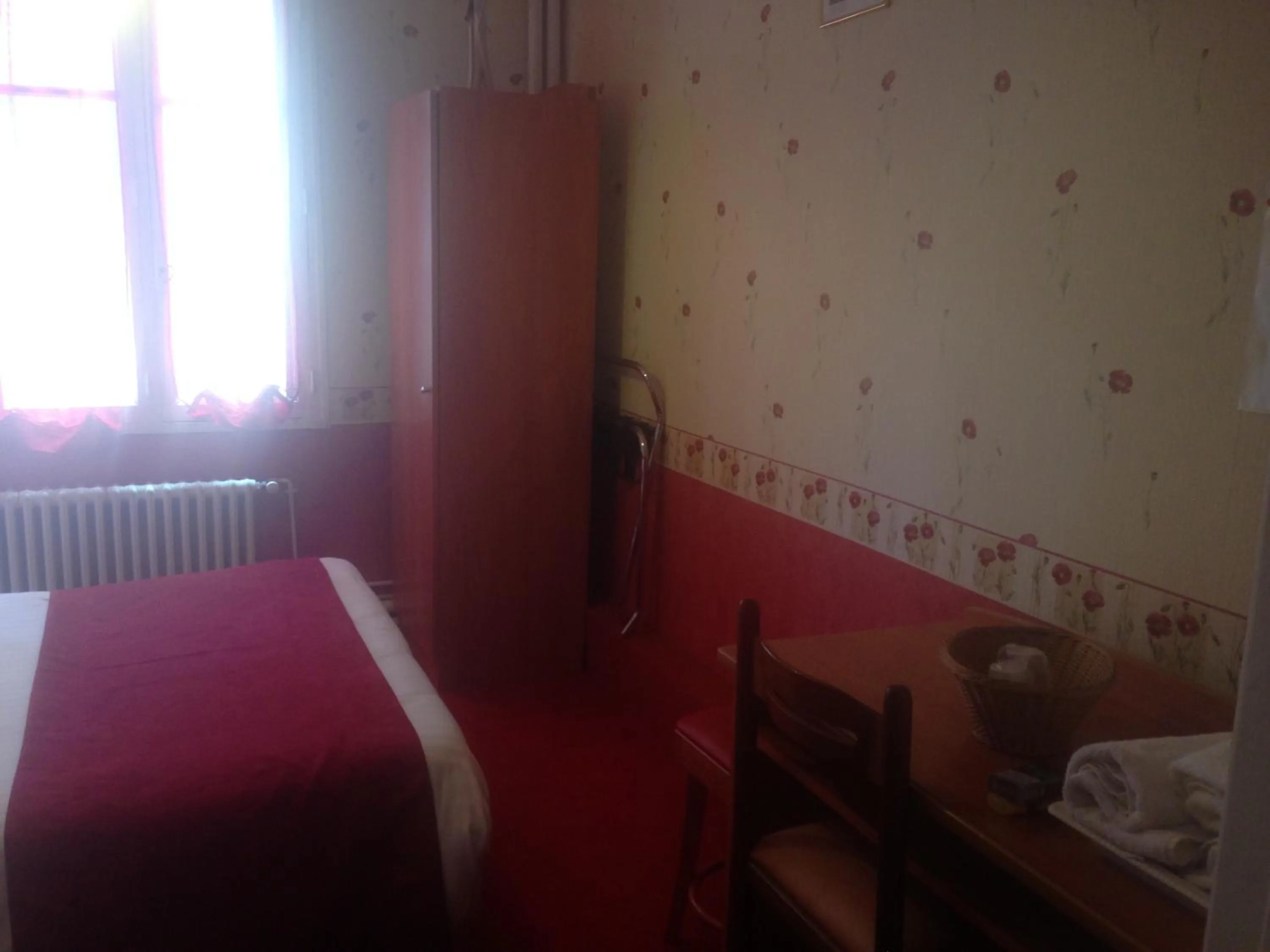 Photo of the whole room, Bed in Hôtel Thermidor