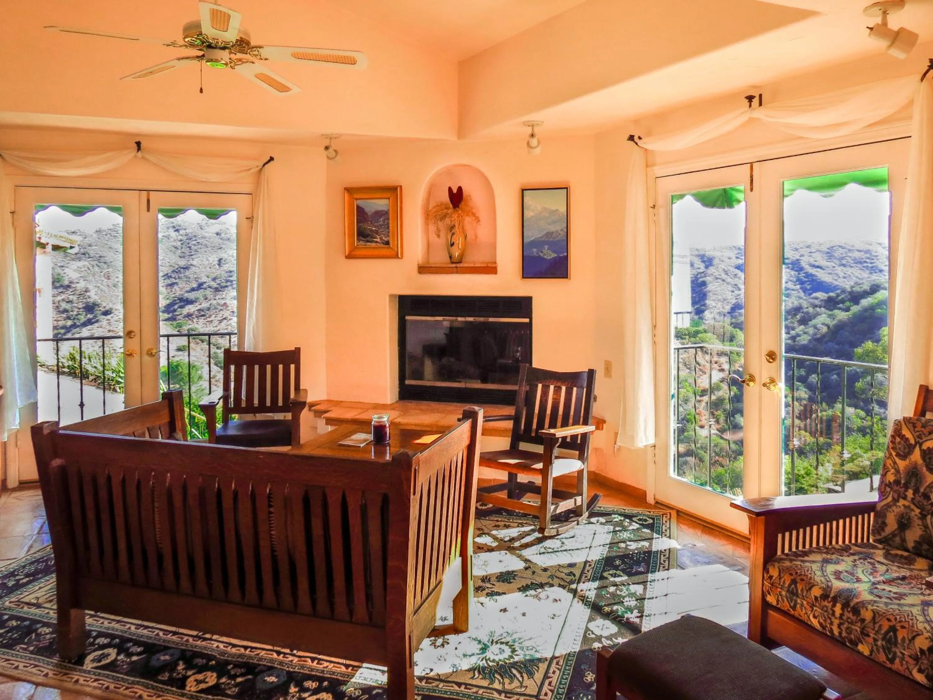 Communal lounge/ TV room in Topanga Canyon Inn Bed and Breakfast