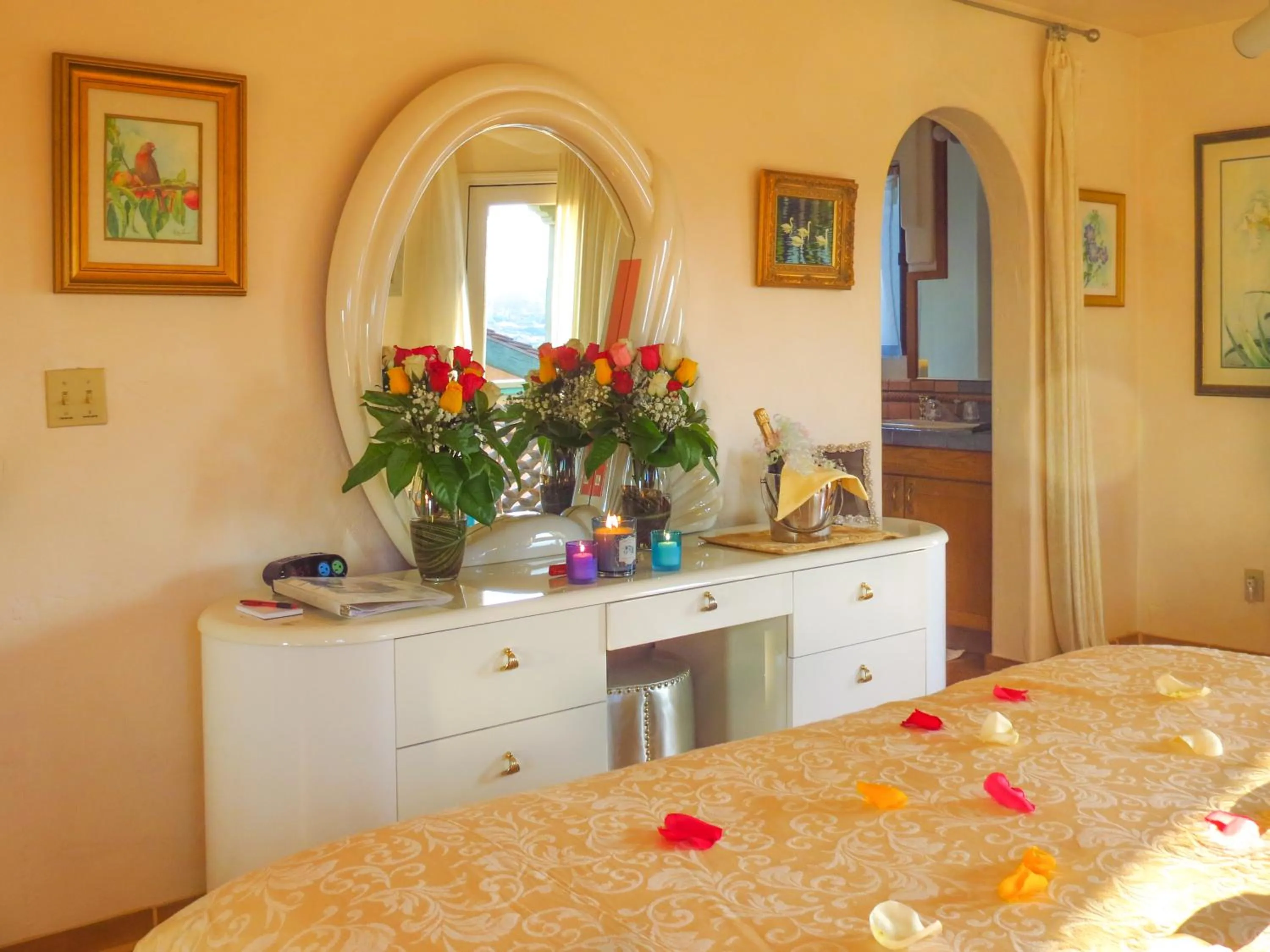 Bedroom, Bed in Topanga Canyon Inn Bed and Breakfast