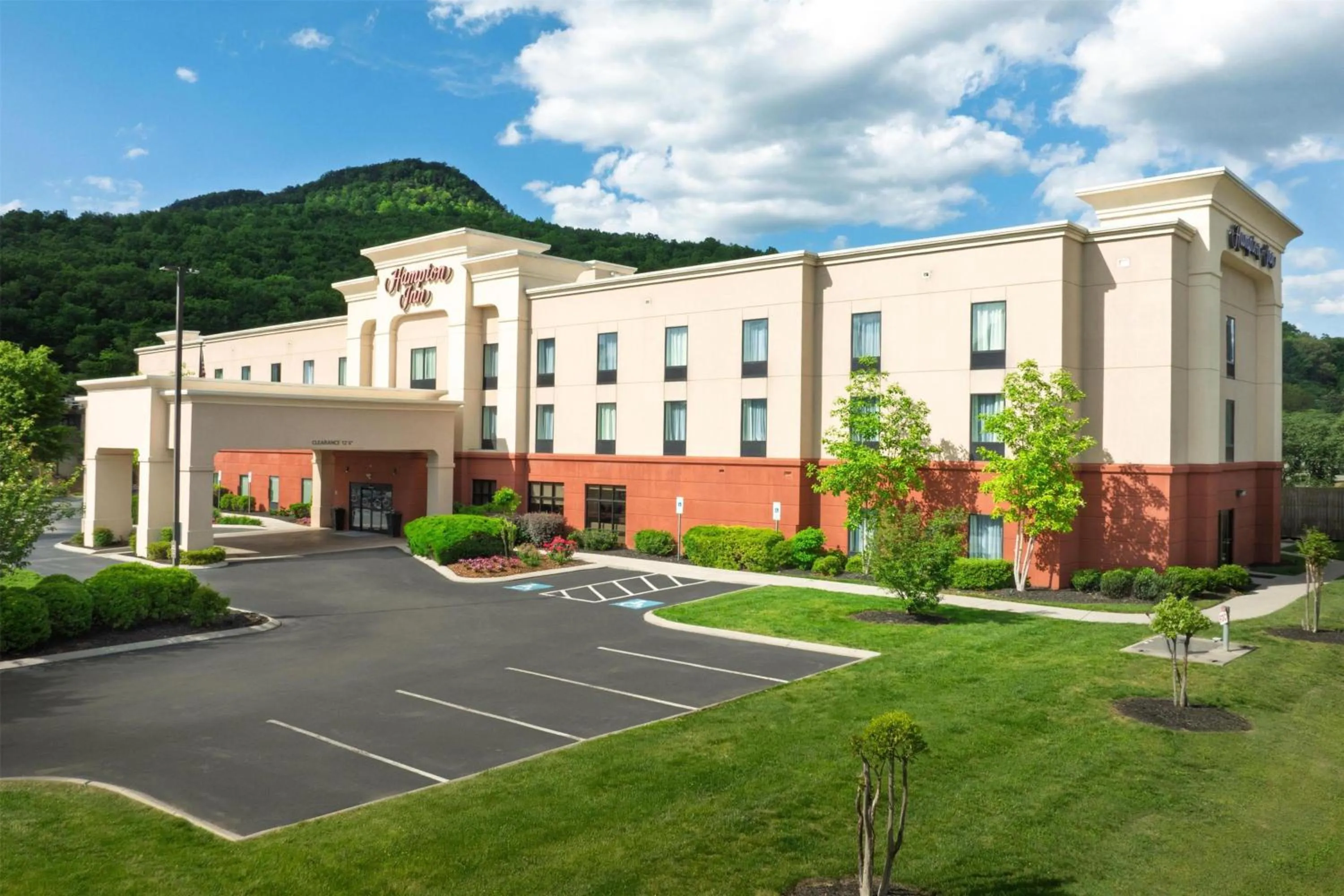 Property building in Hampton Inn Kimball