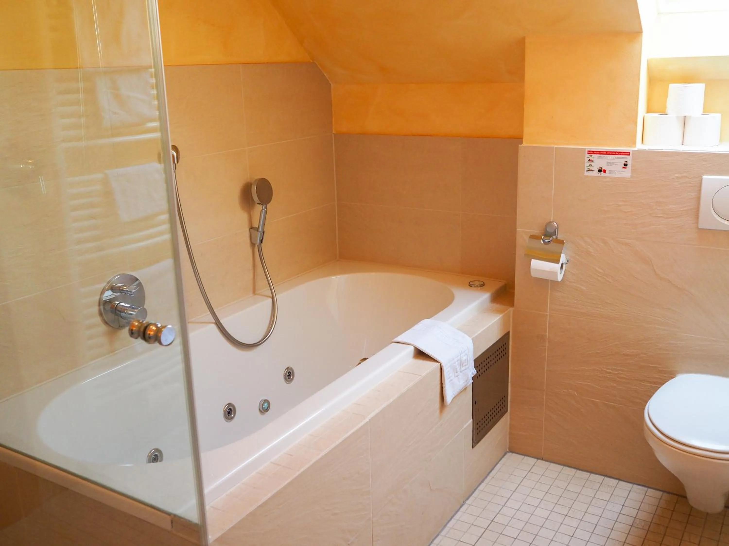 Shower in Hotel zur Burg Nürburg