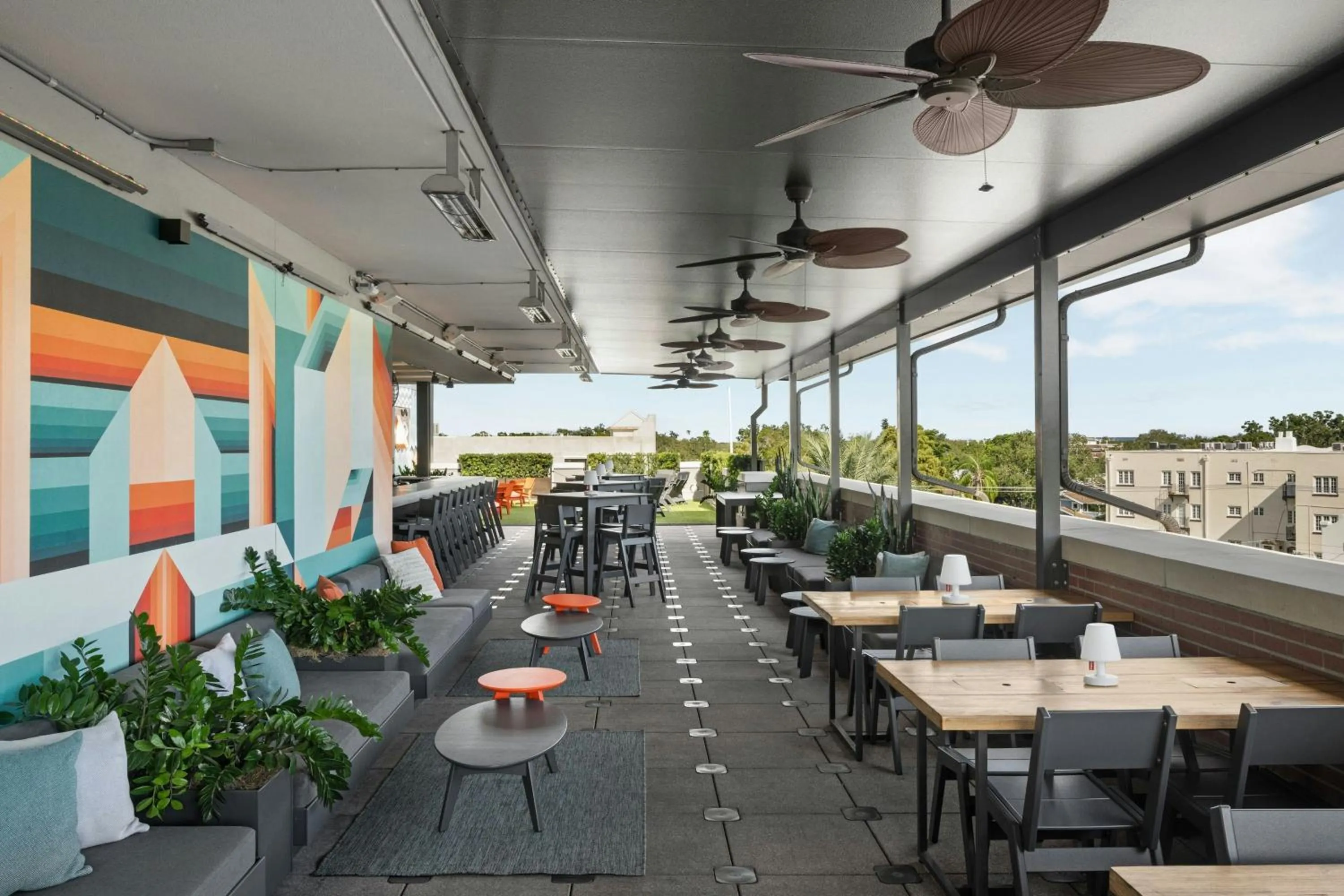 Lounge or bar in Epicurean Hotel, Autograph Collection