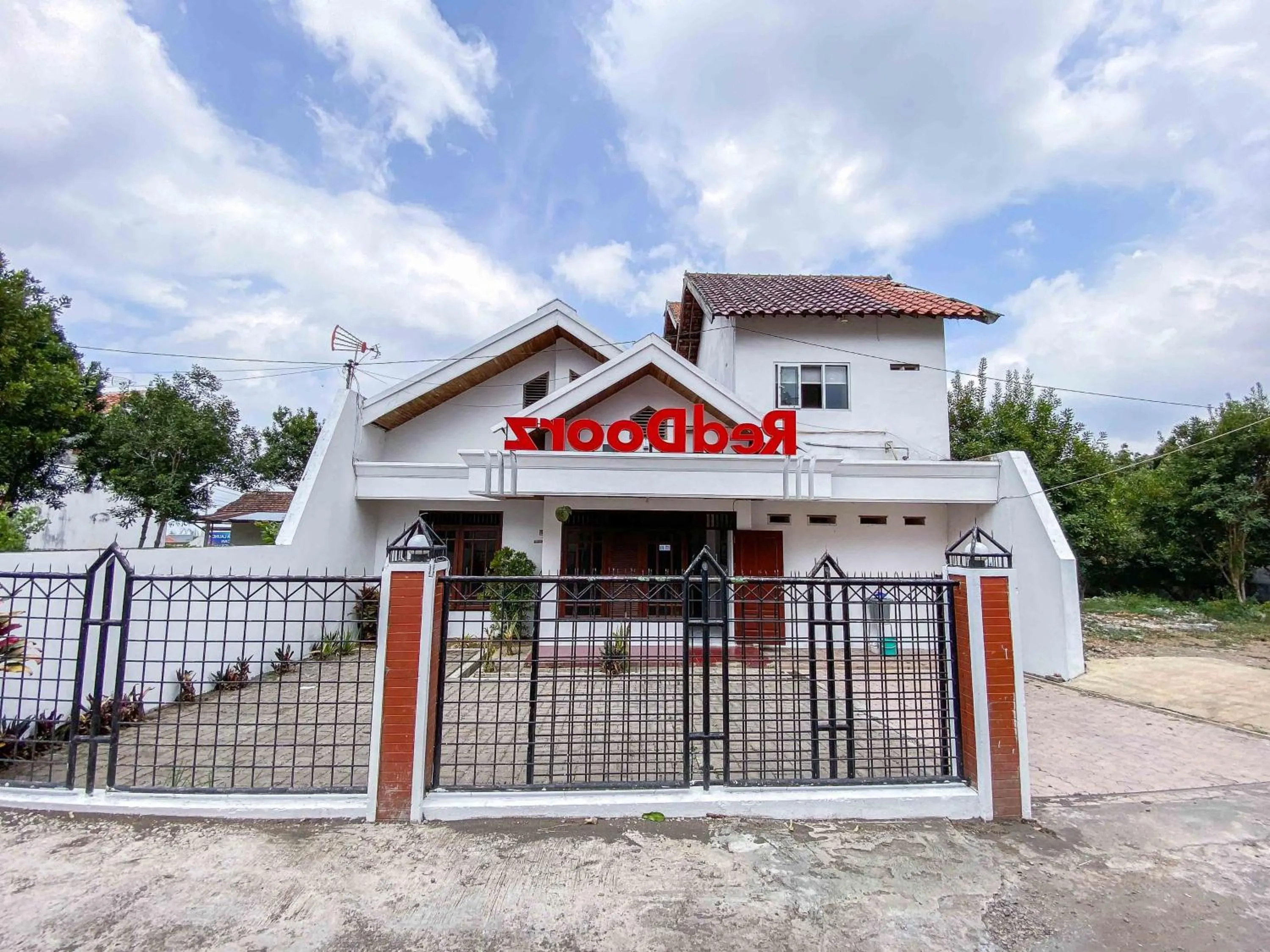 RedDoorz near Eco Green Park Batu
