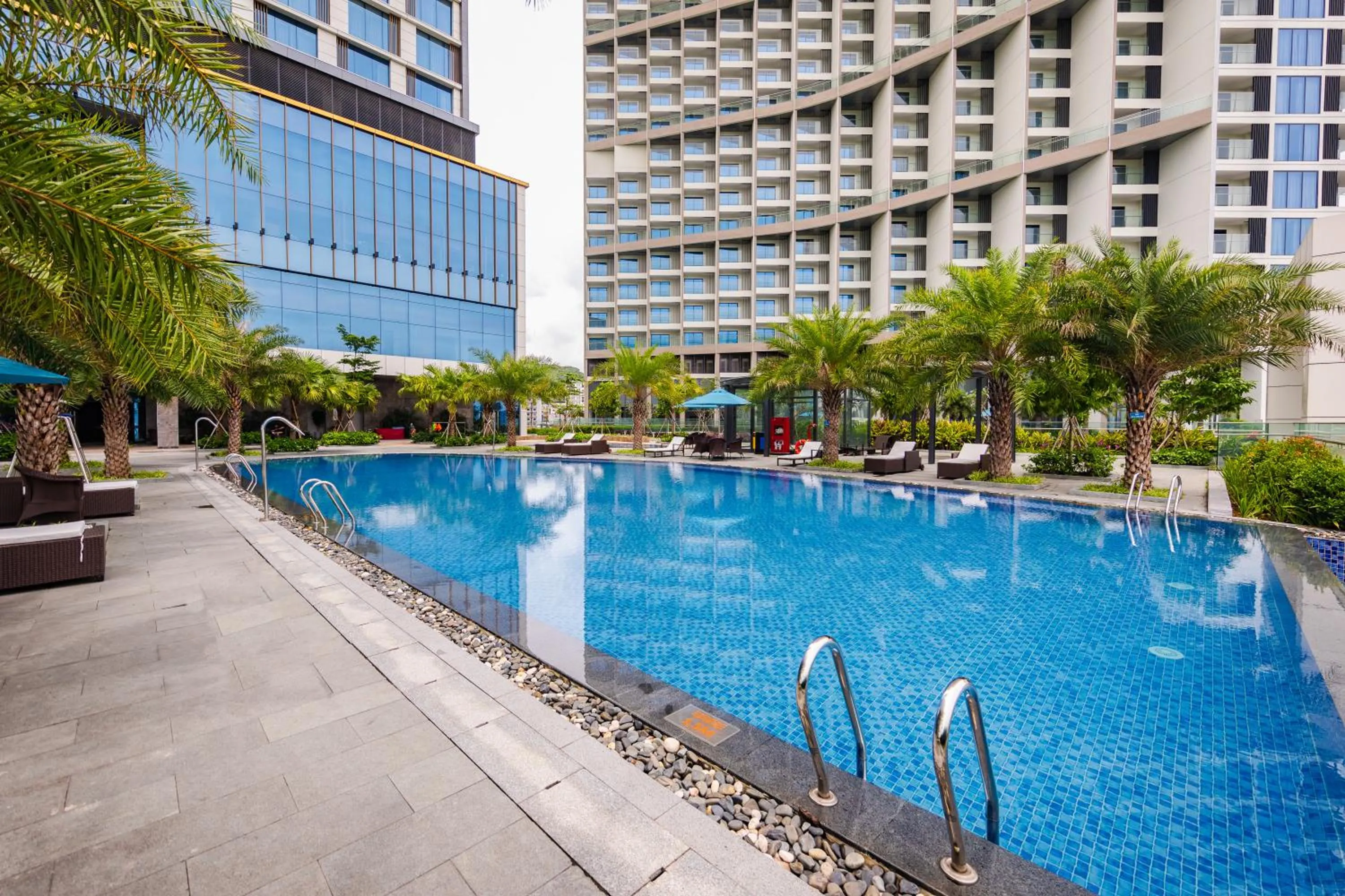 Swimming pool in Muong Thanh Luxury Ha Long Centre Hotel