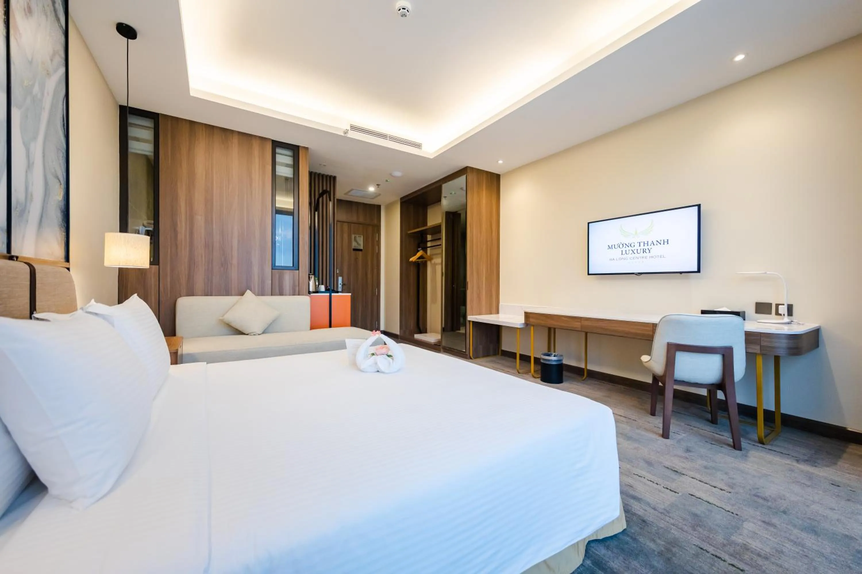 Bedroom, Bed in Muong Thanh Luxury Ha Long Centre Hotel