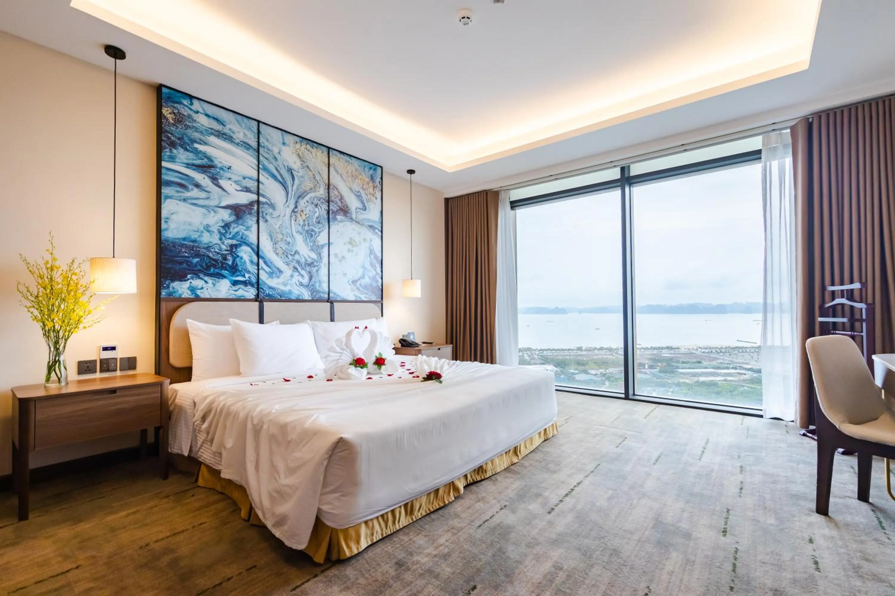 Bedroom, Bed in Muong Thanh Luxury Ha Long Centre Hotel