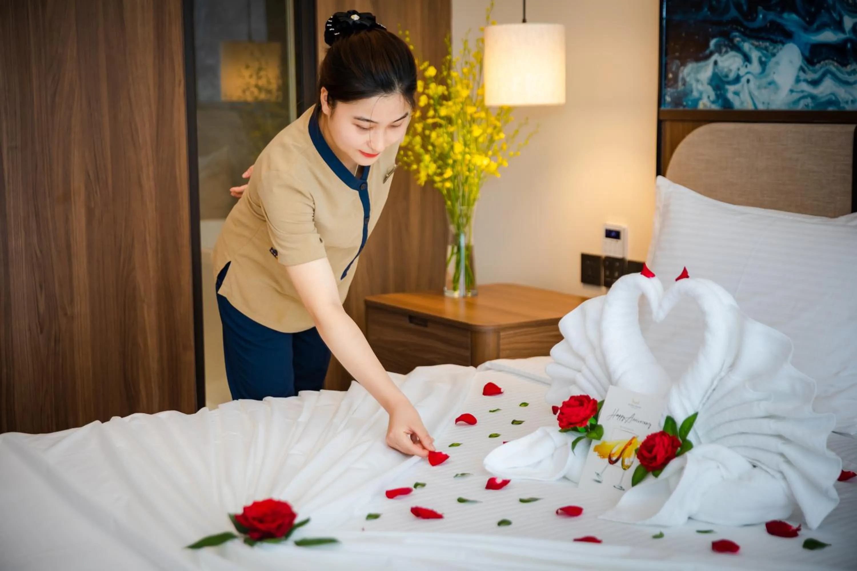 room service, Bed in Muong Thanh Luxury Ha Long Centre Hotel