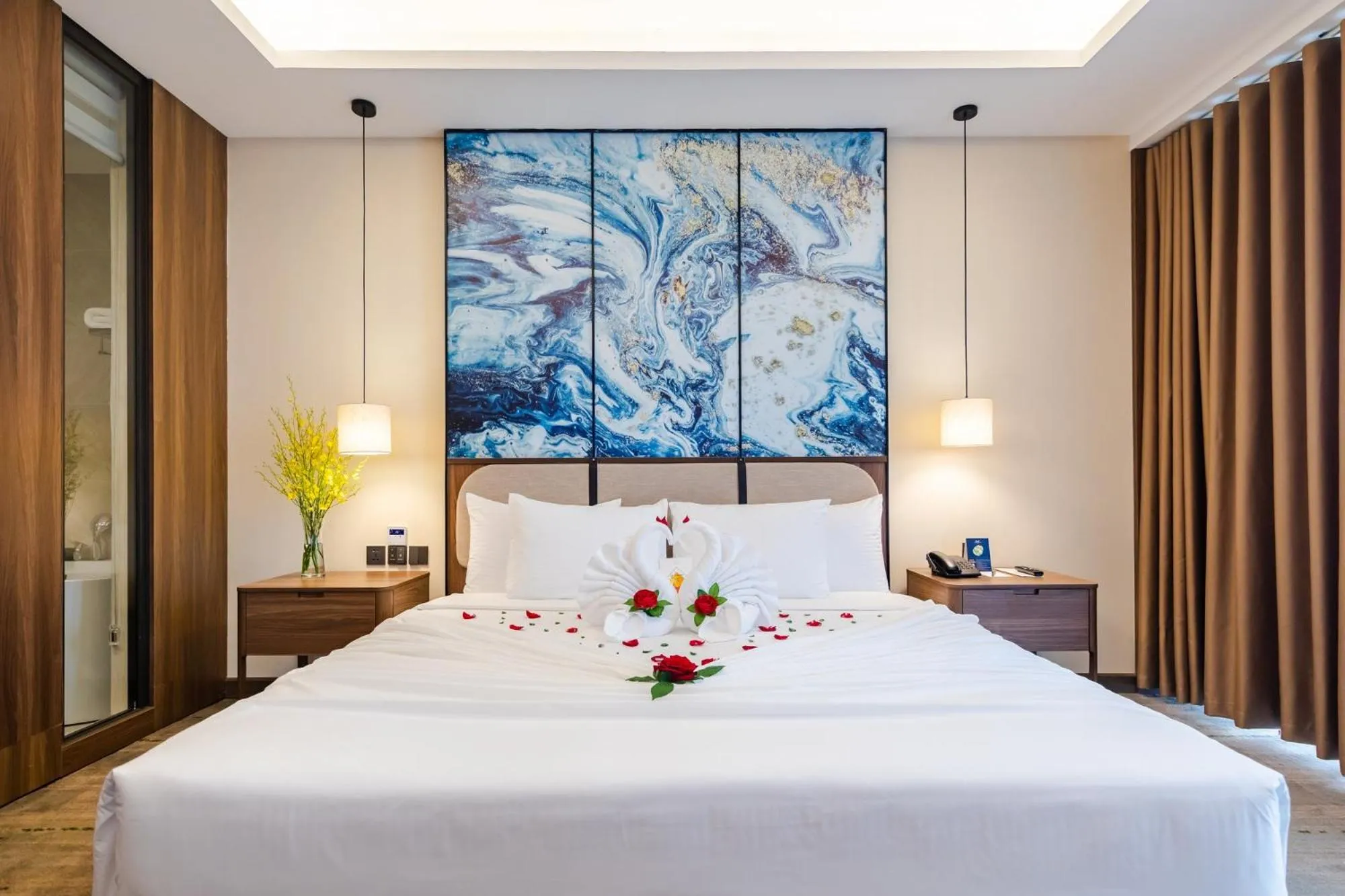 Bedroom, Bed in Muong Thanh Luxury Ha Long Centre Hotel