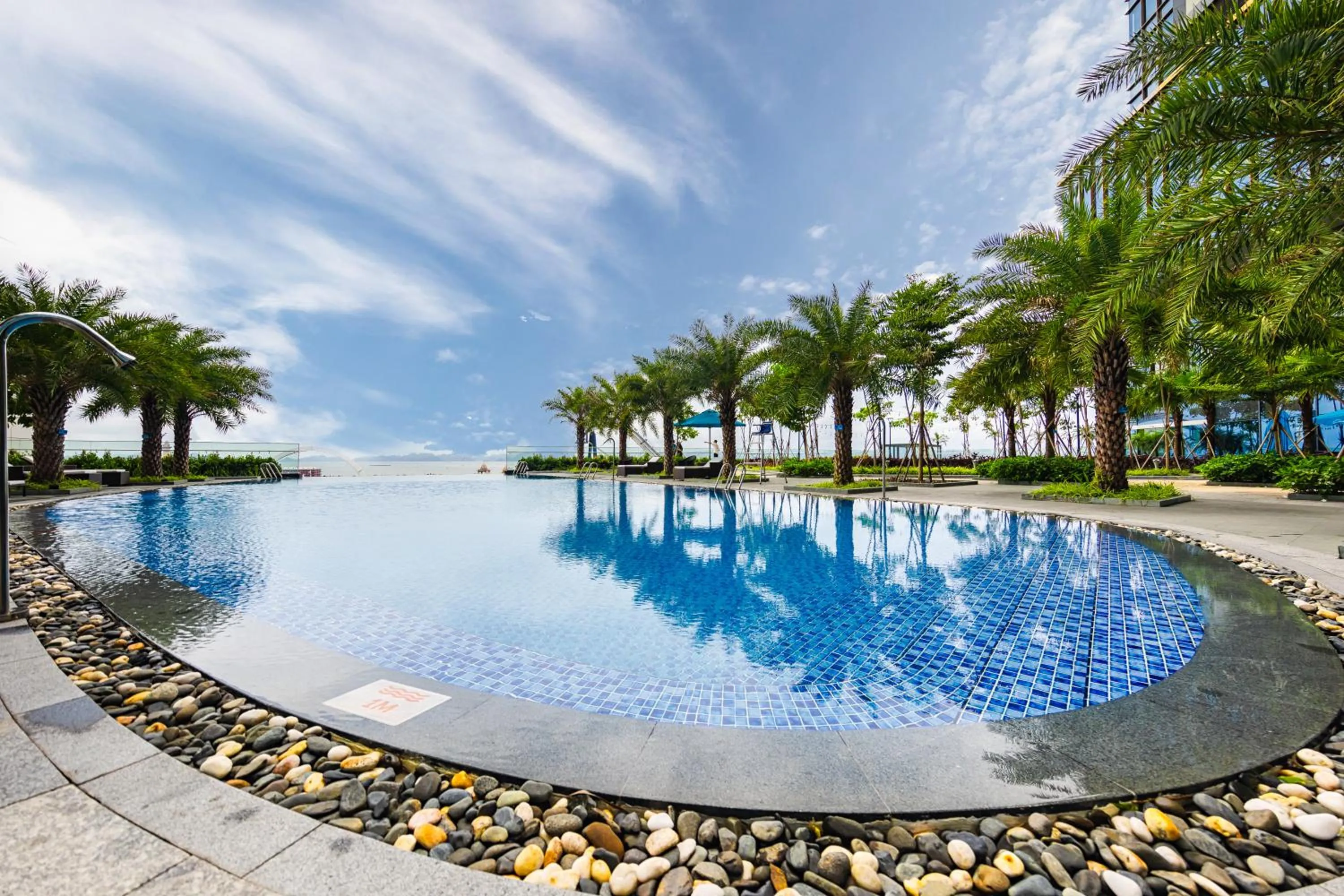 Swimming pool in Muong Thanh Luxury Ha Long Centre Hotel