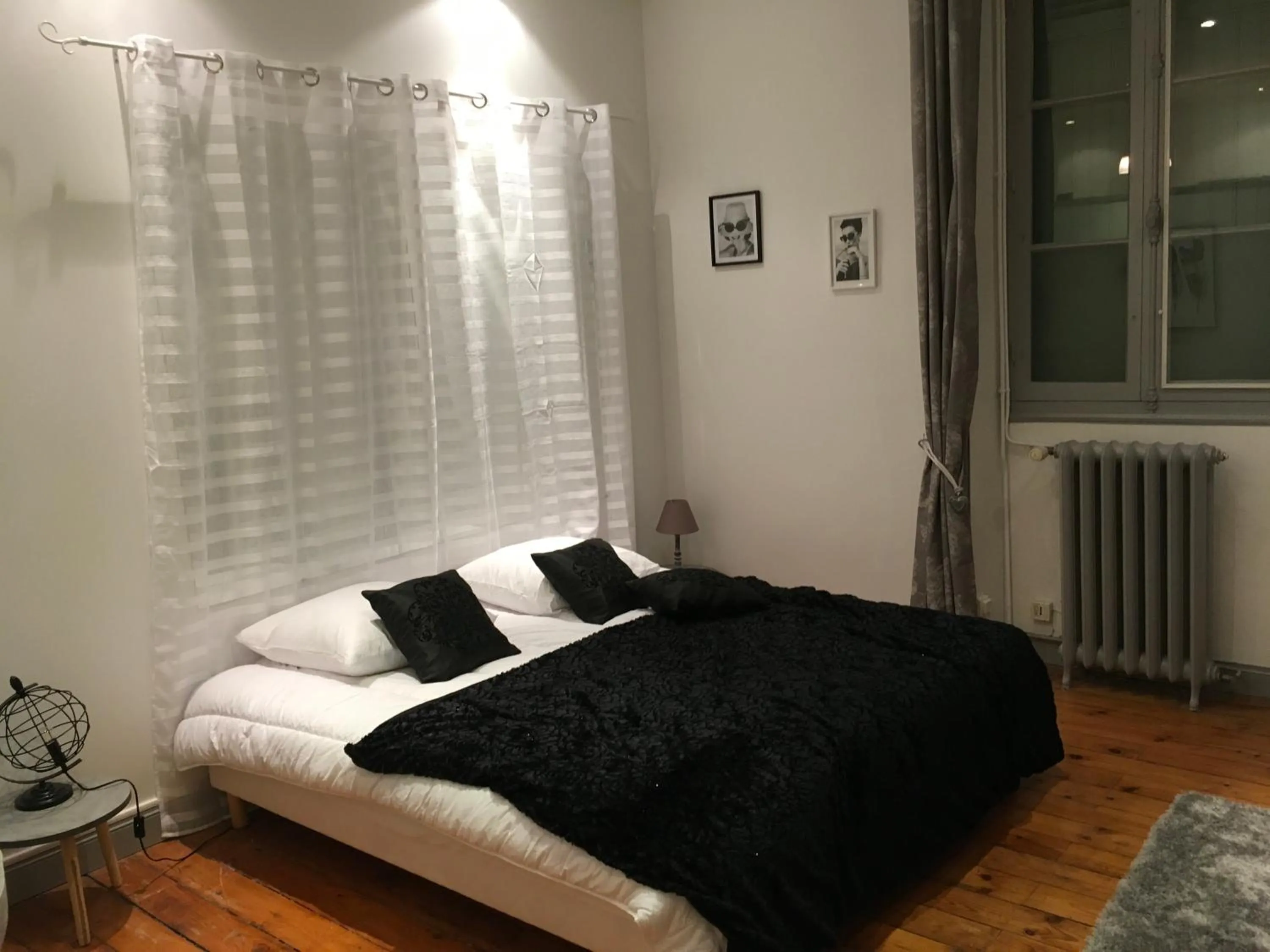 Bedroom, Bed in L'hommage