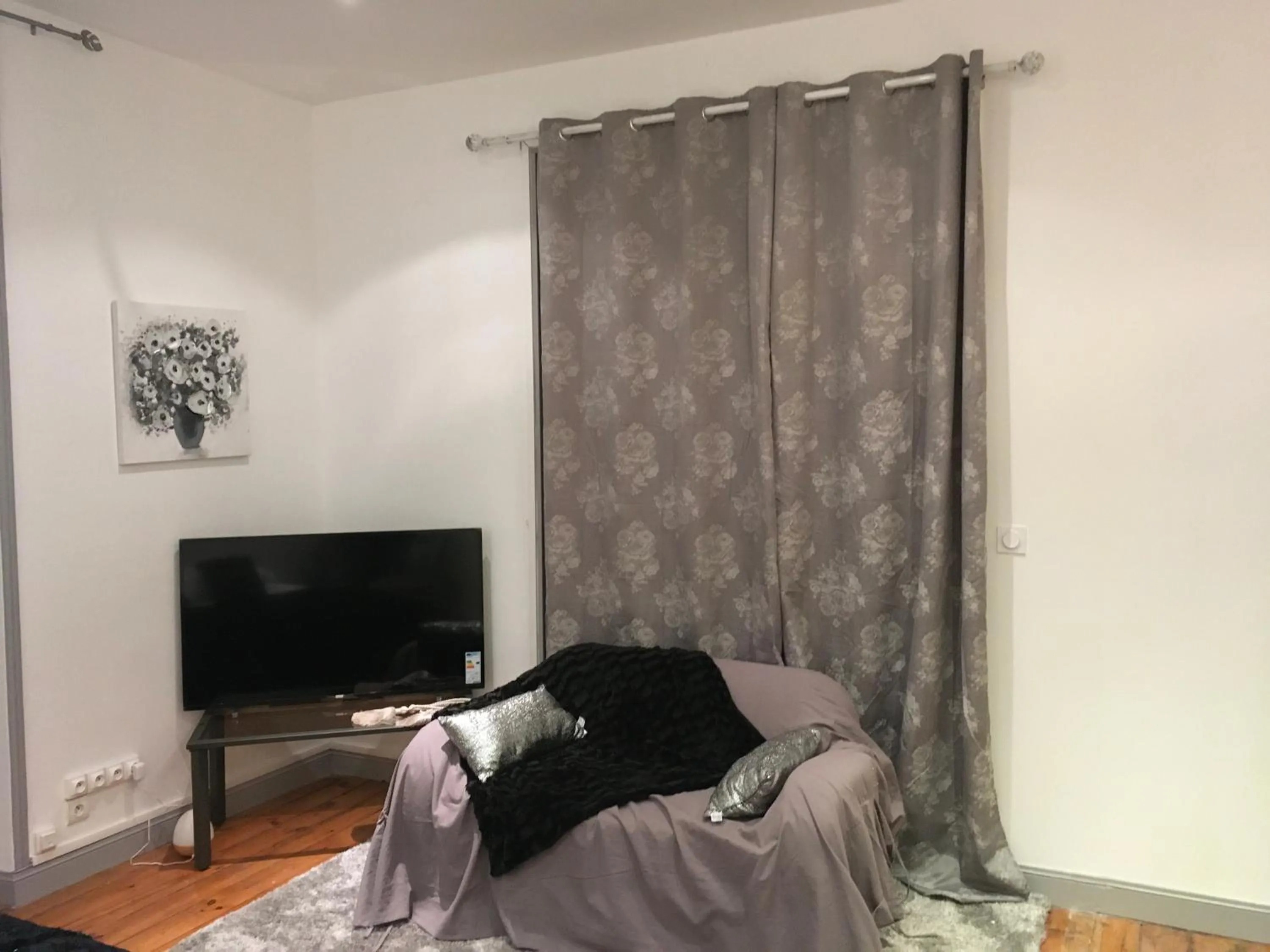 Living room, Bed in L'hommage