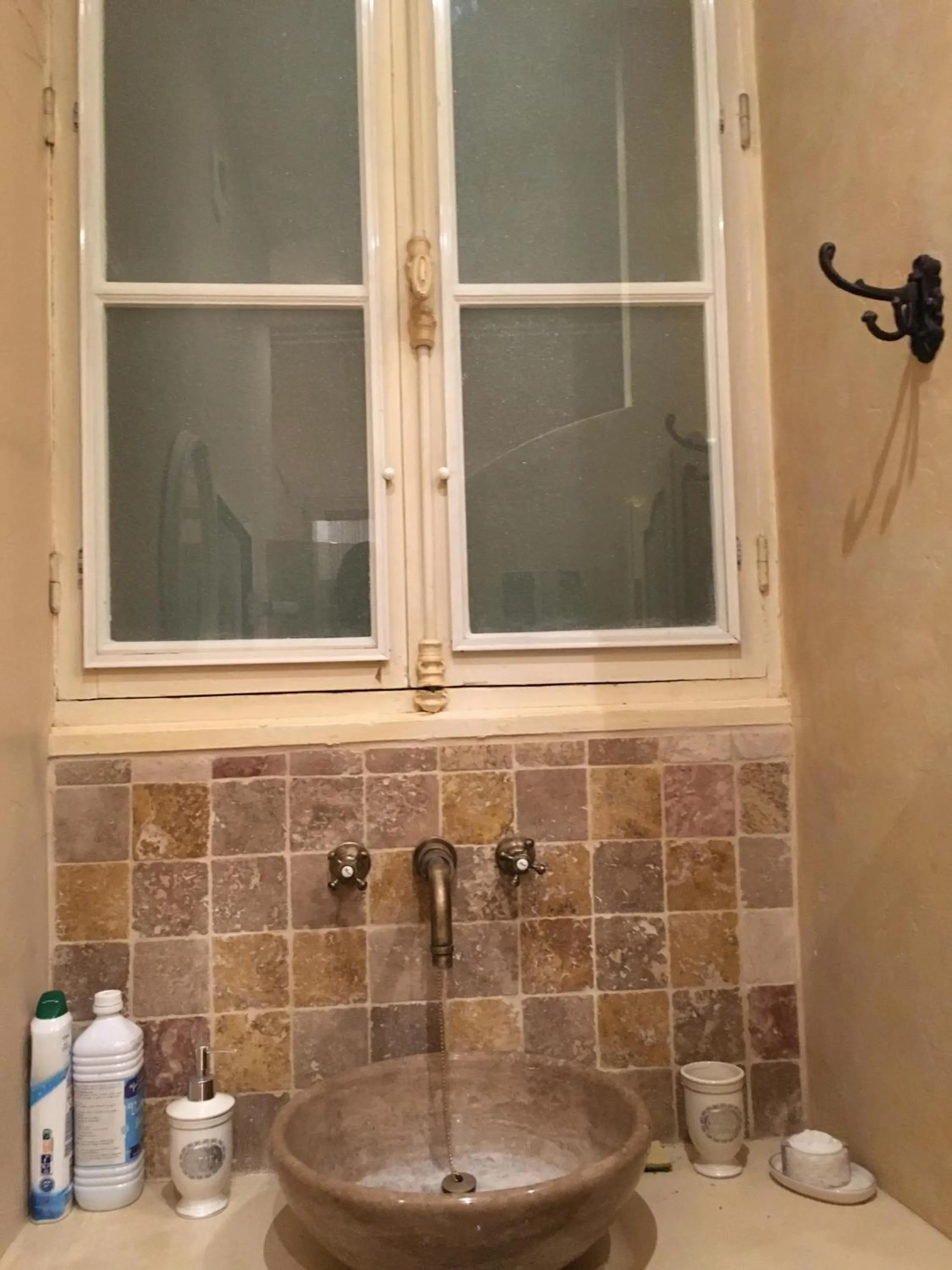 Bathroom in L'hommage