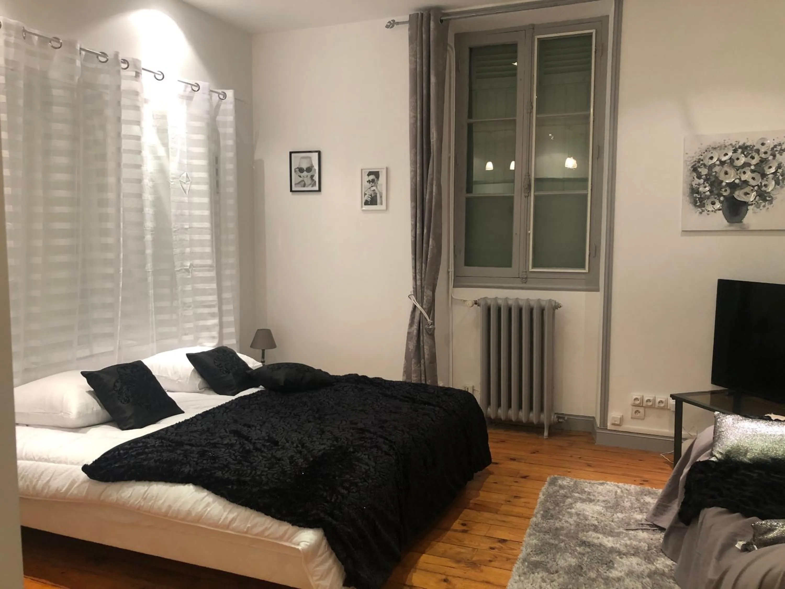 Bedroom, Bed in L'hommage