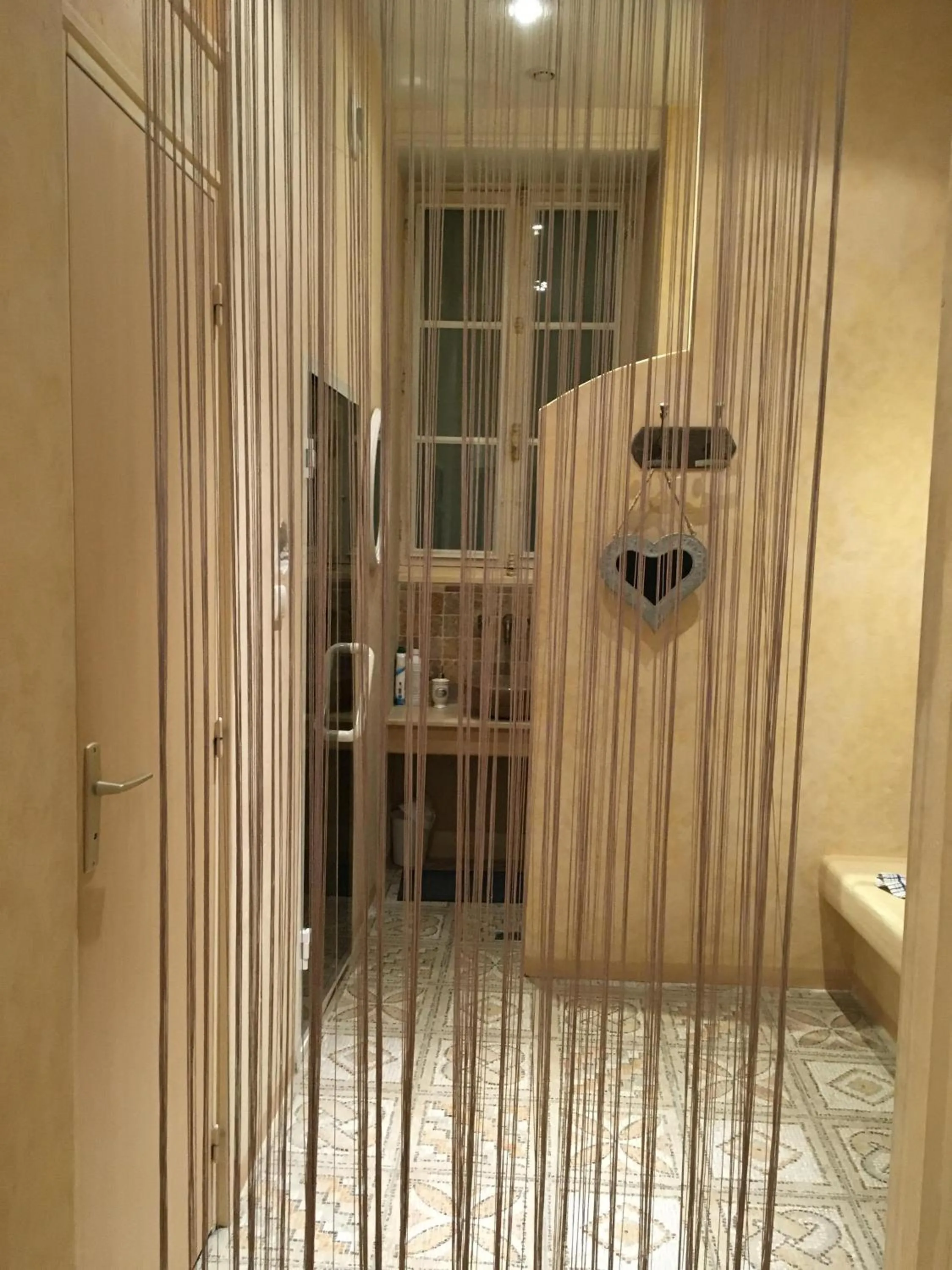 Bathroom in L'hommage