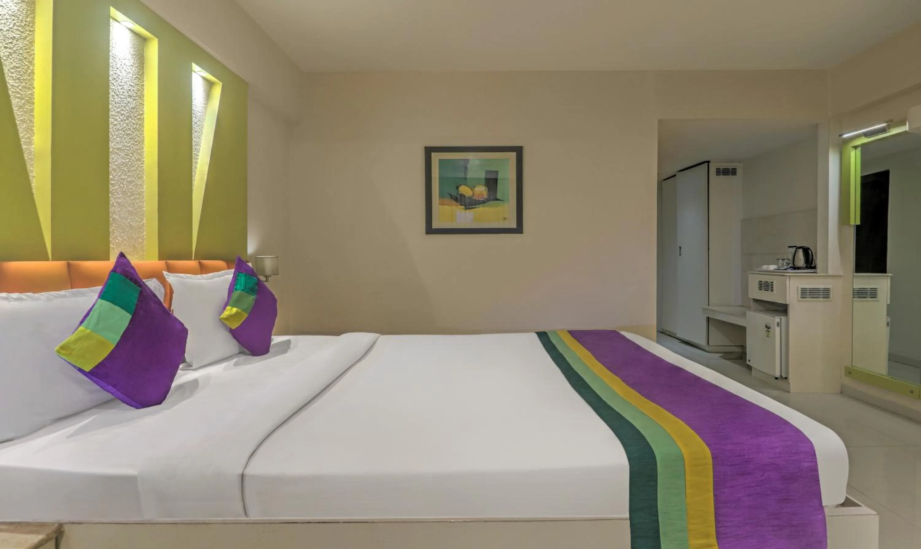 Bedroom, Bed in Treebo Premium Metropolis