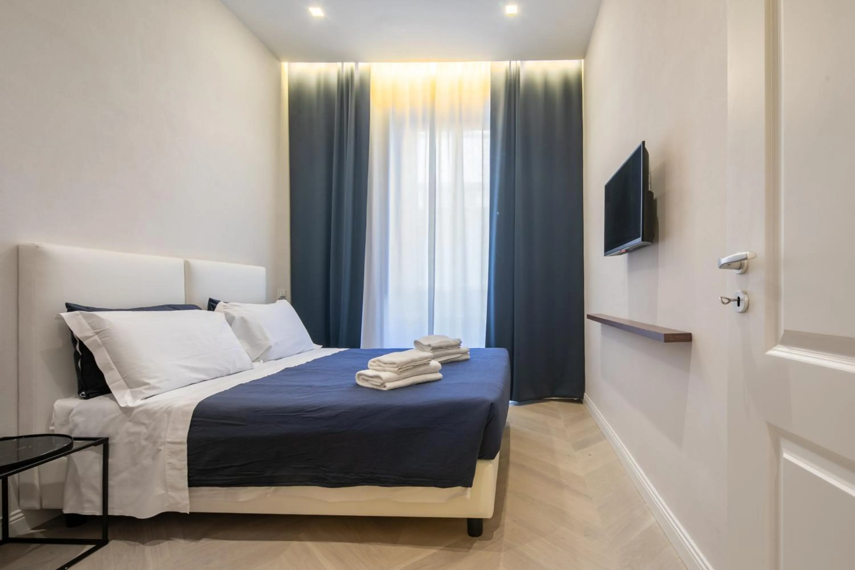 Bed in Luxury Blue Duomo by Mmega