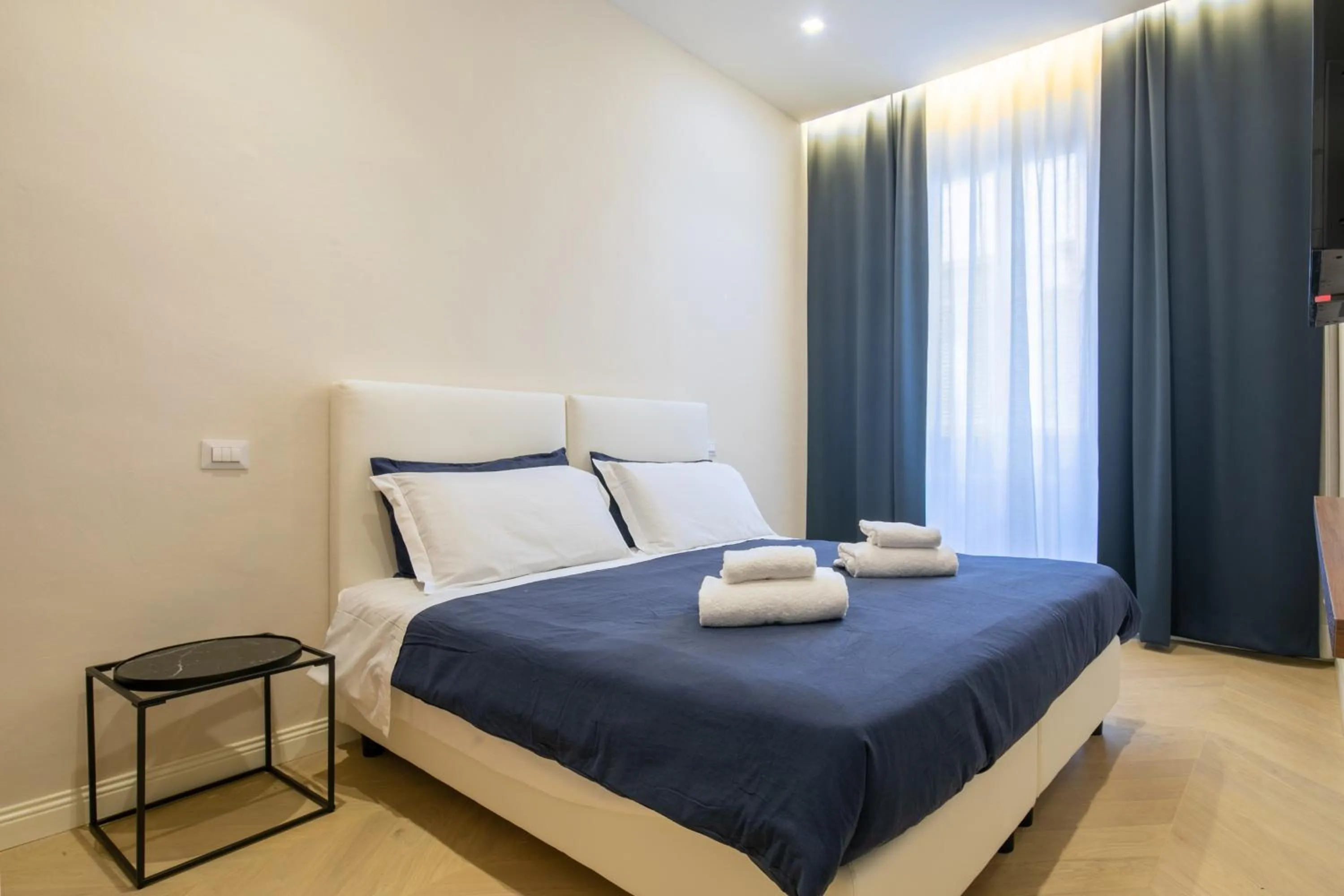 Bed in Luxury Blue Duomo by Mmega