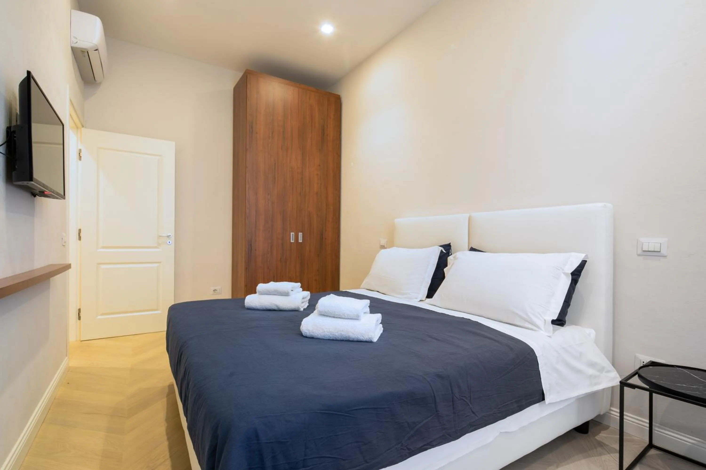 Bed in Luxury Blue Duomo by Mmega