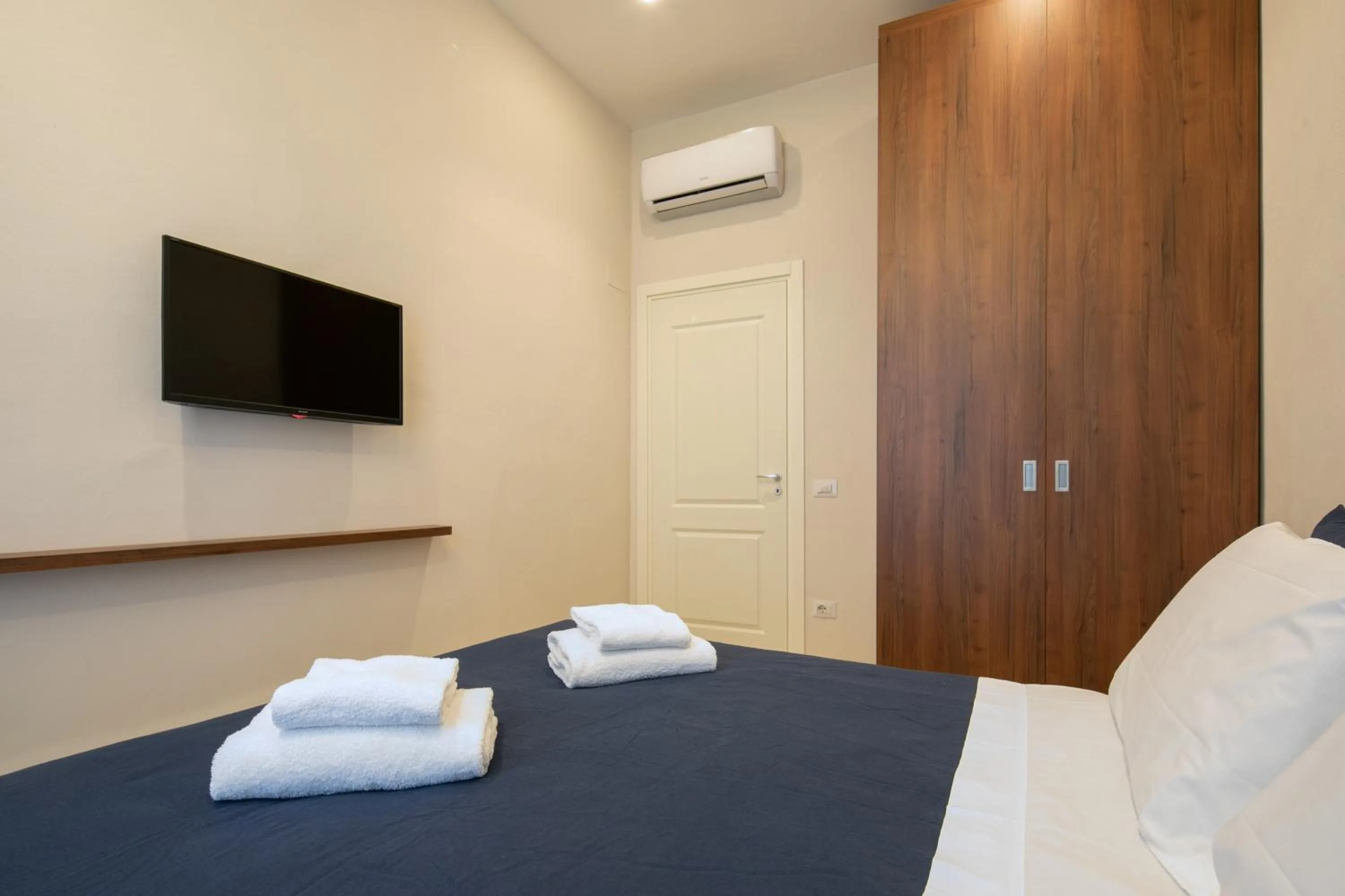 Bed in Luxury Blue Duomo by Mmega