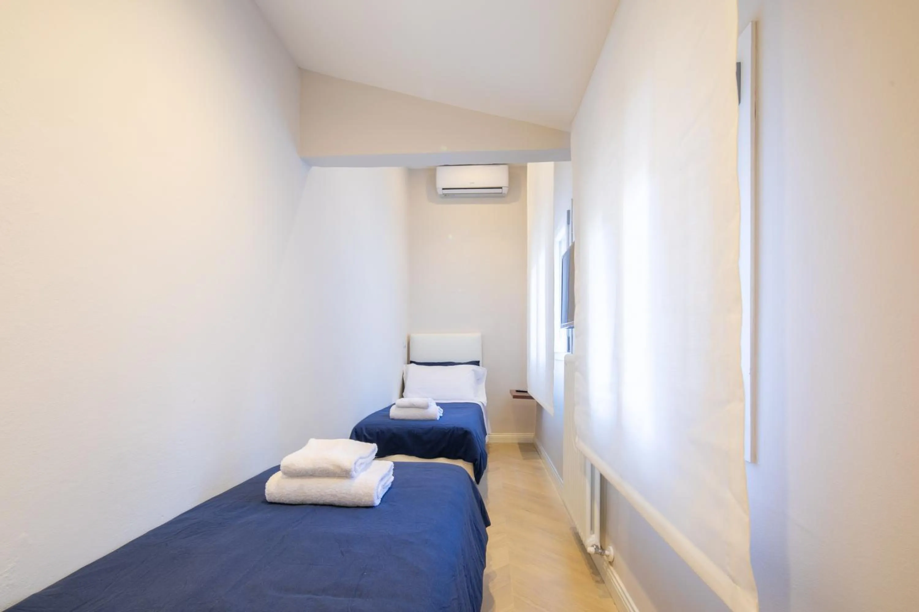 Bed in Luxury Blue Duomo by Mmega