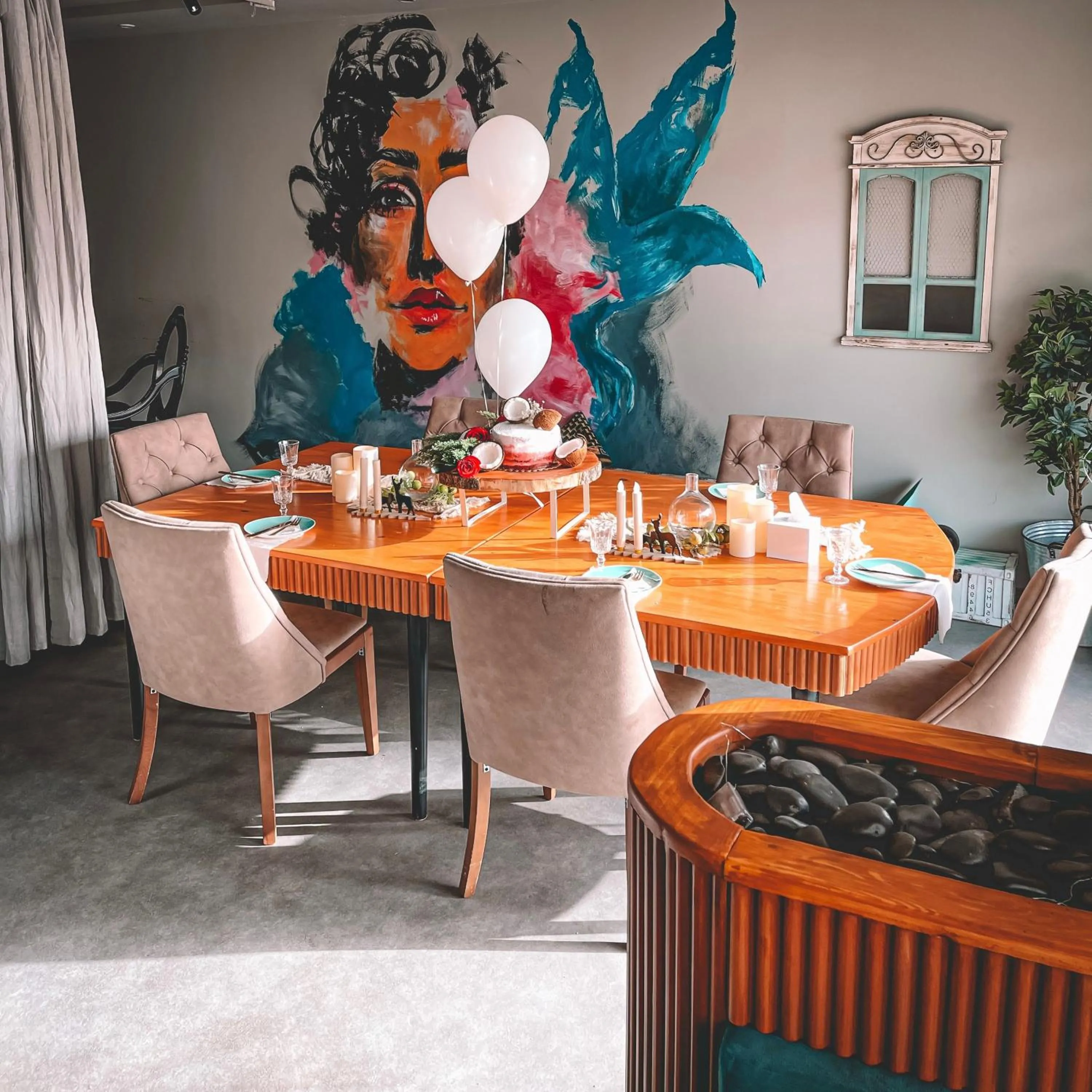 Restaurant/places to eat in Sharz Hotel