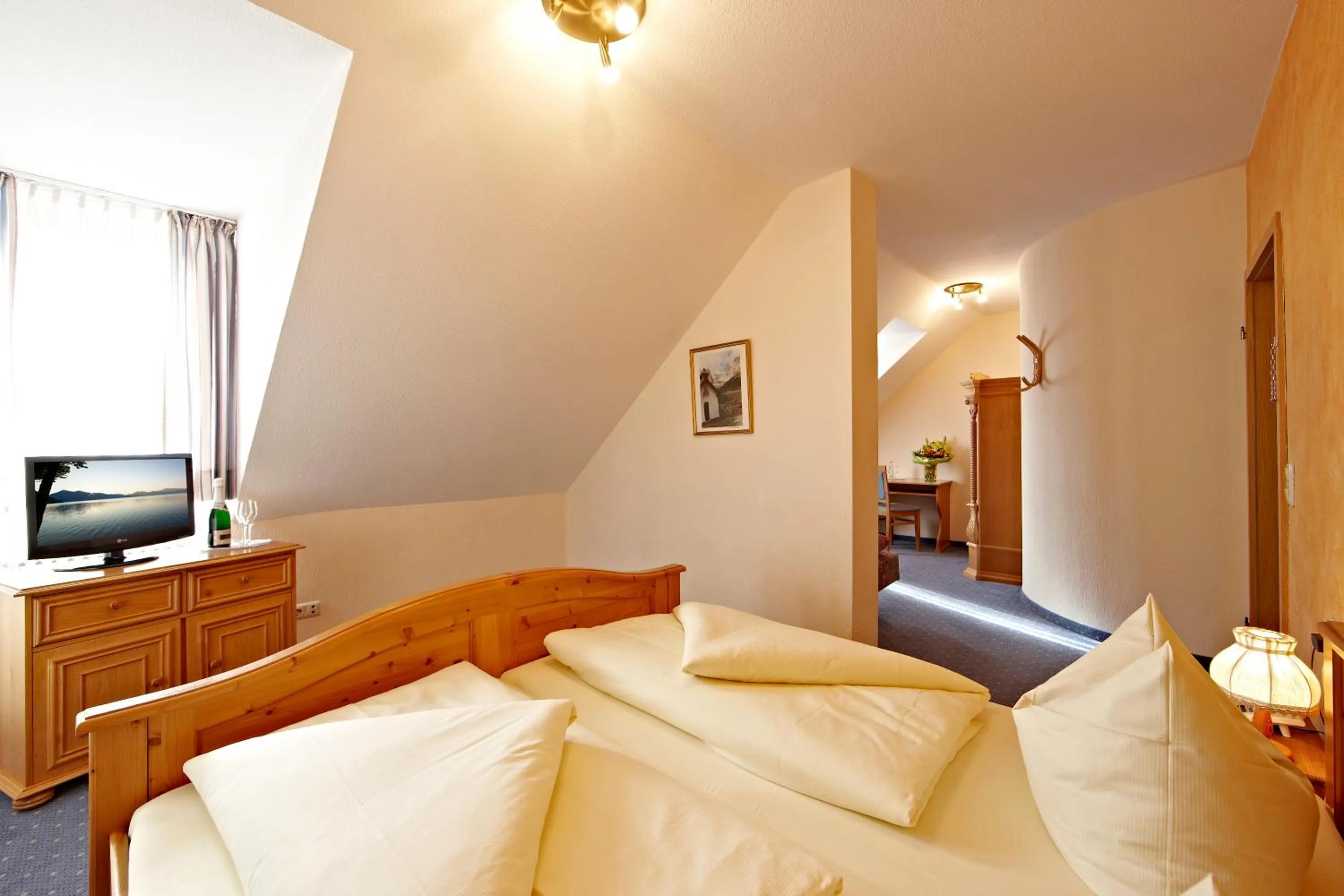 Photo of the whole room, Bed in Hotel Vier Jahreszeiten