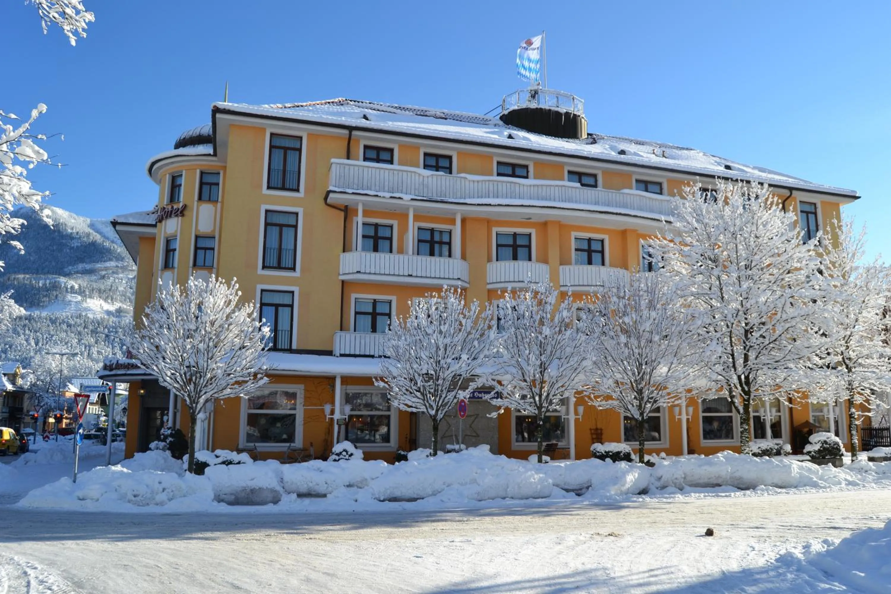 Property building in Hotel Vier Jahreszeiten
