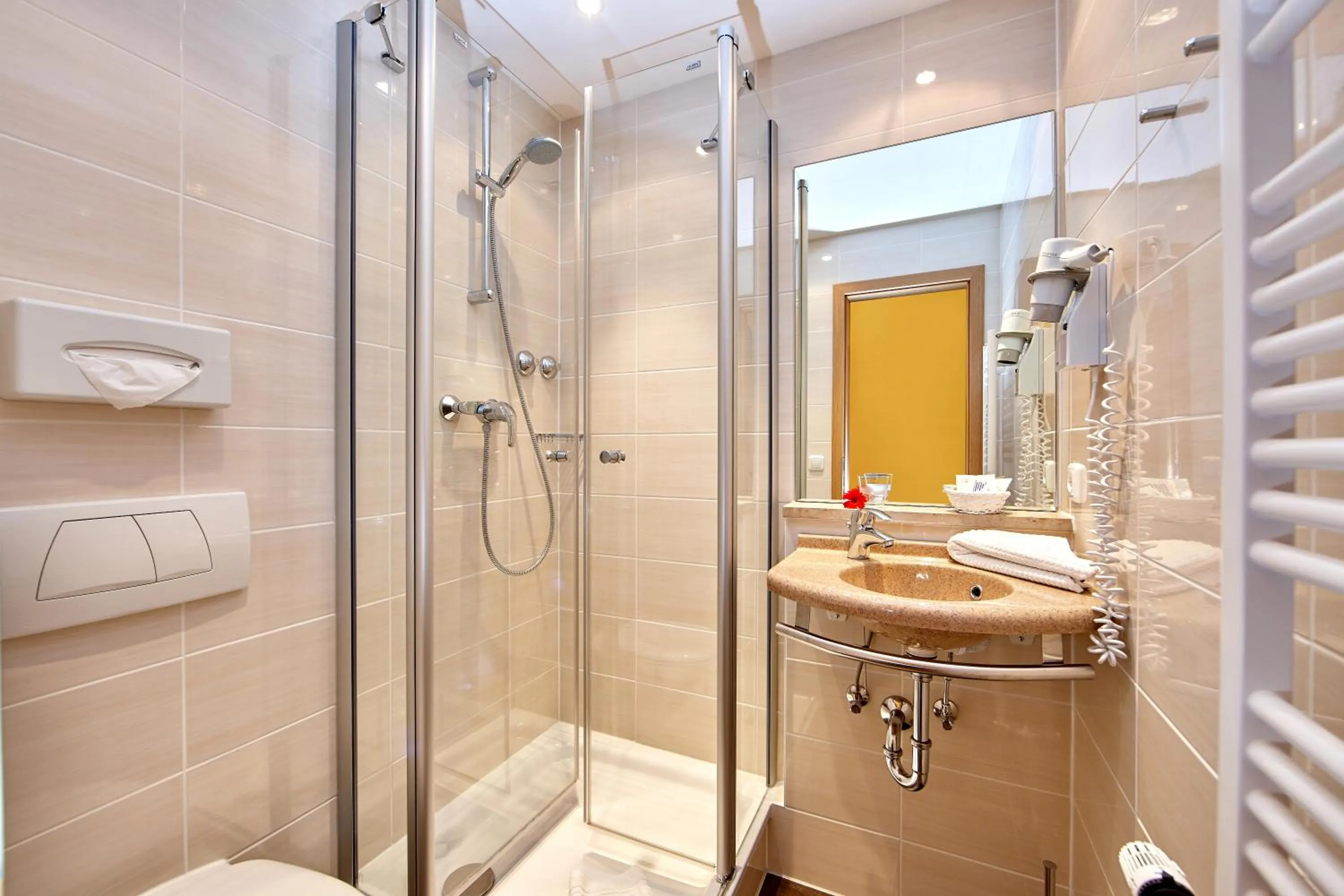 Shower in Hotel Vier Jahreszeiten