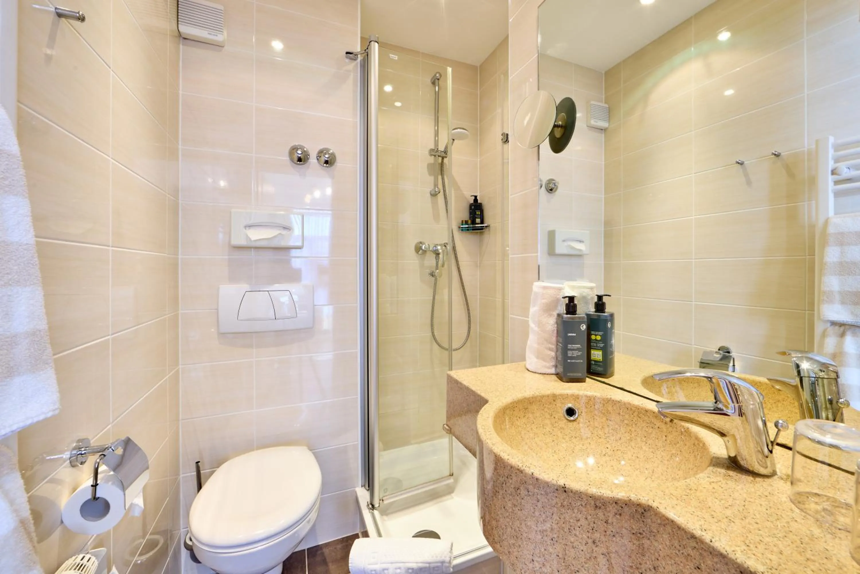 Shower in Hotel Vier Jahreszeiten