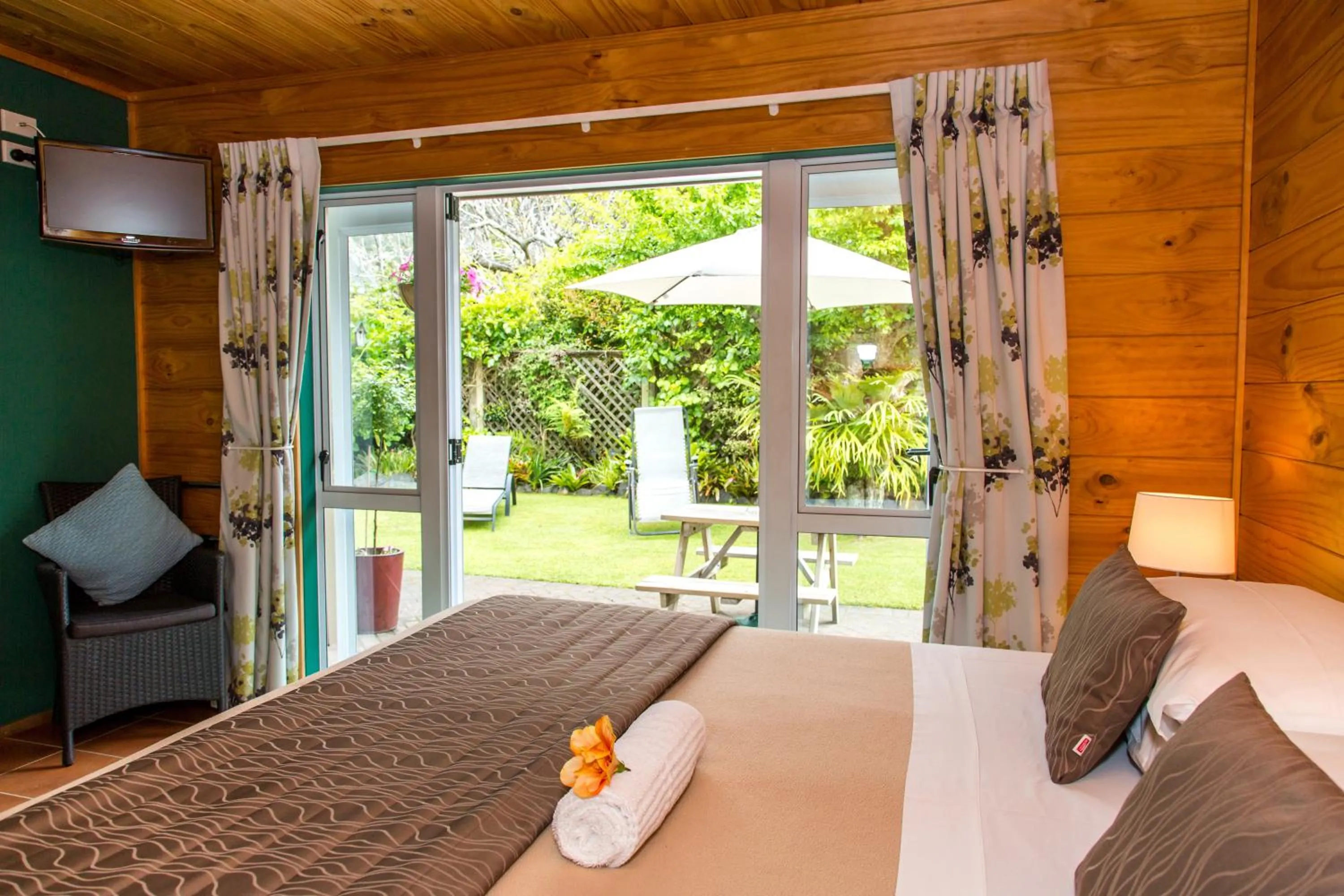 Bed in Tatahi Lodge Beach Resort