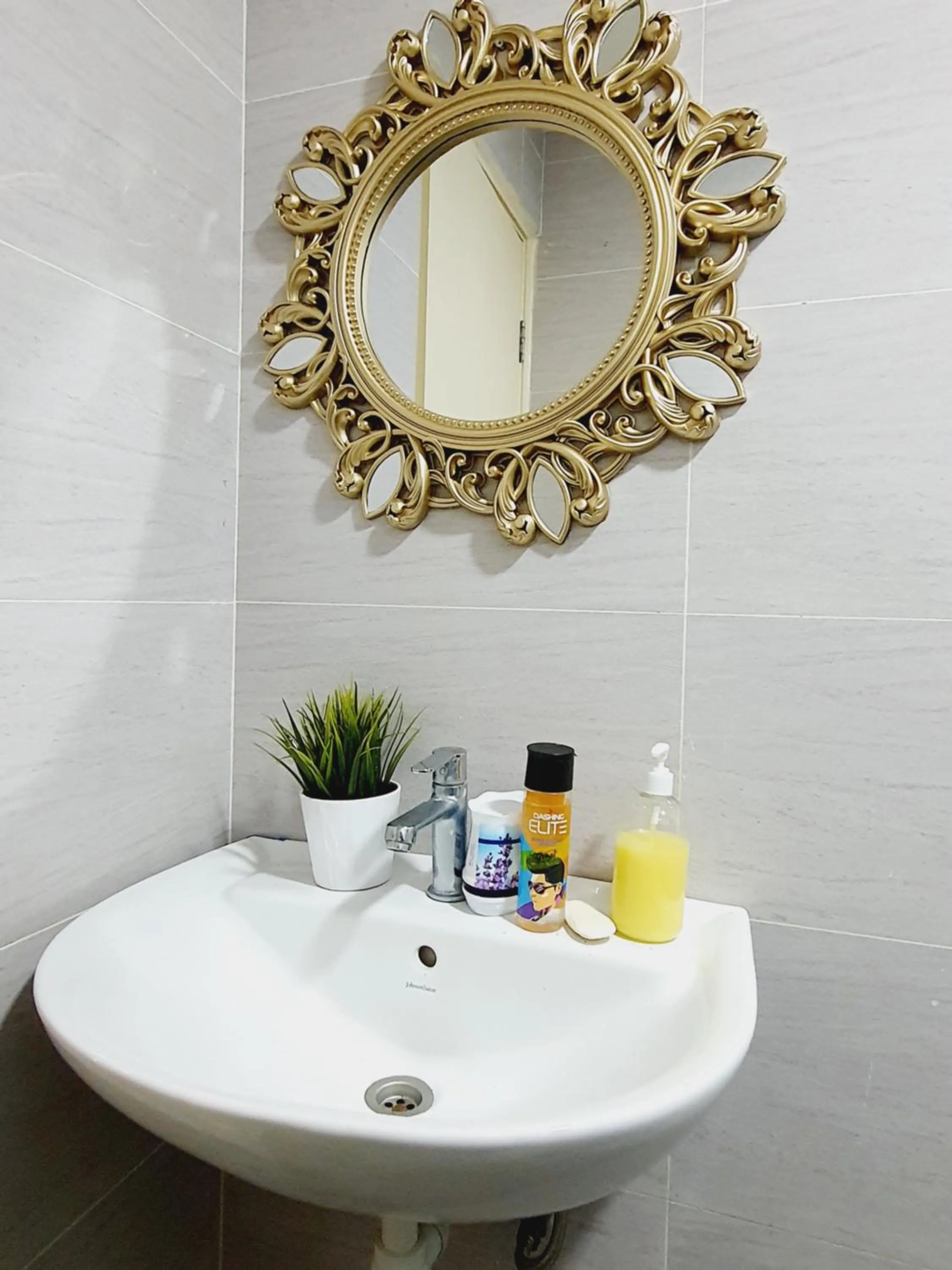 Toilet in Vista Royal Homestay