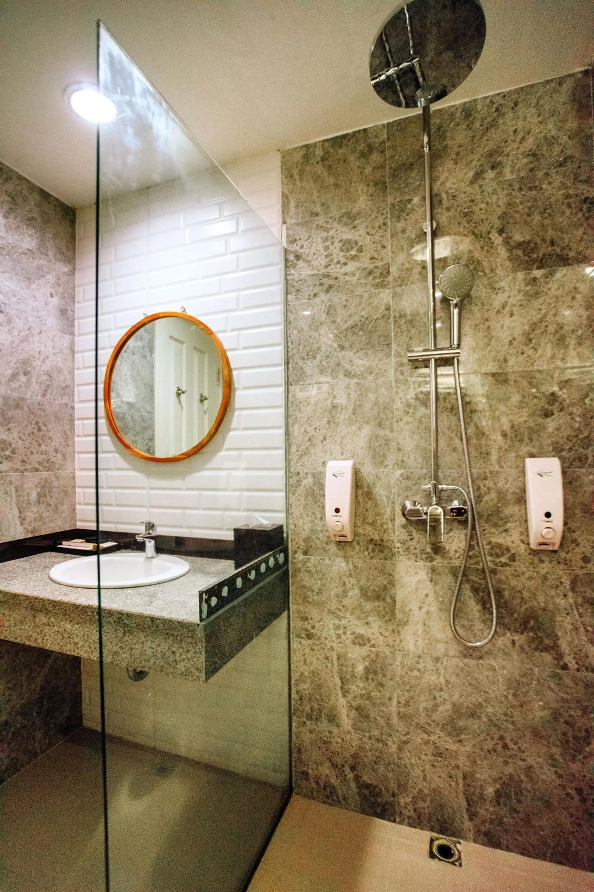 Shower in Sylvia Hotel & Resort Komodo