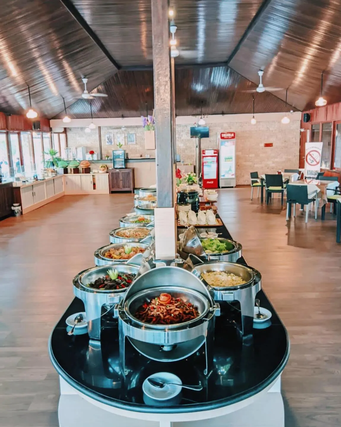 Restaurant/places to eat in Sylvia Hotel & Resort Komodo