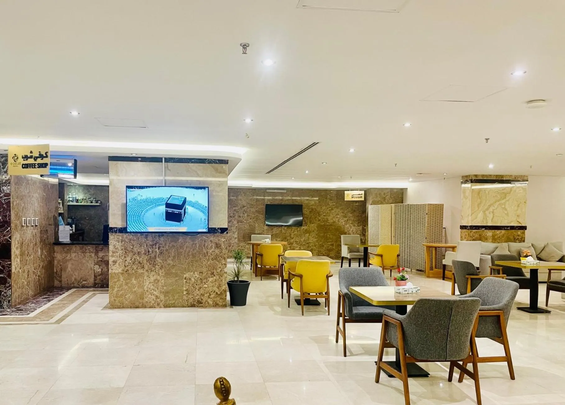 Restaurant/places to eat in Ozone hotel