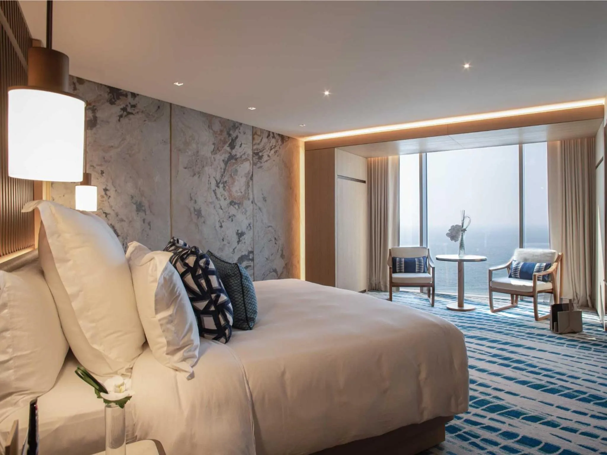 Bedroom, Bed in Jumeirah Beach Hotel Dubai