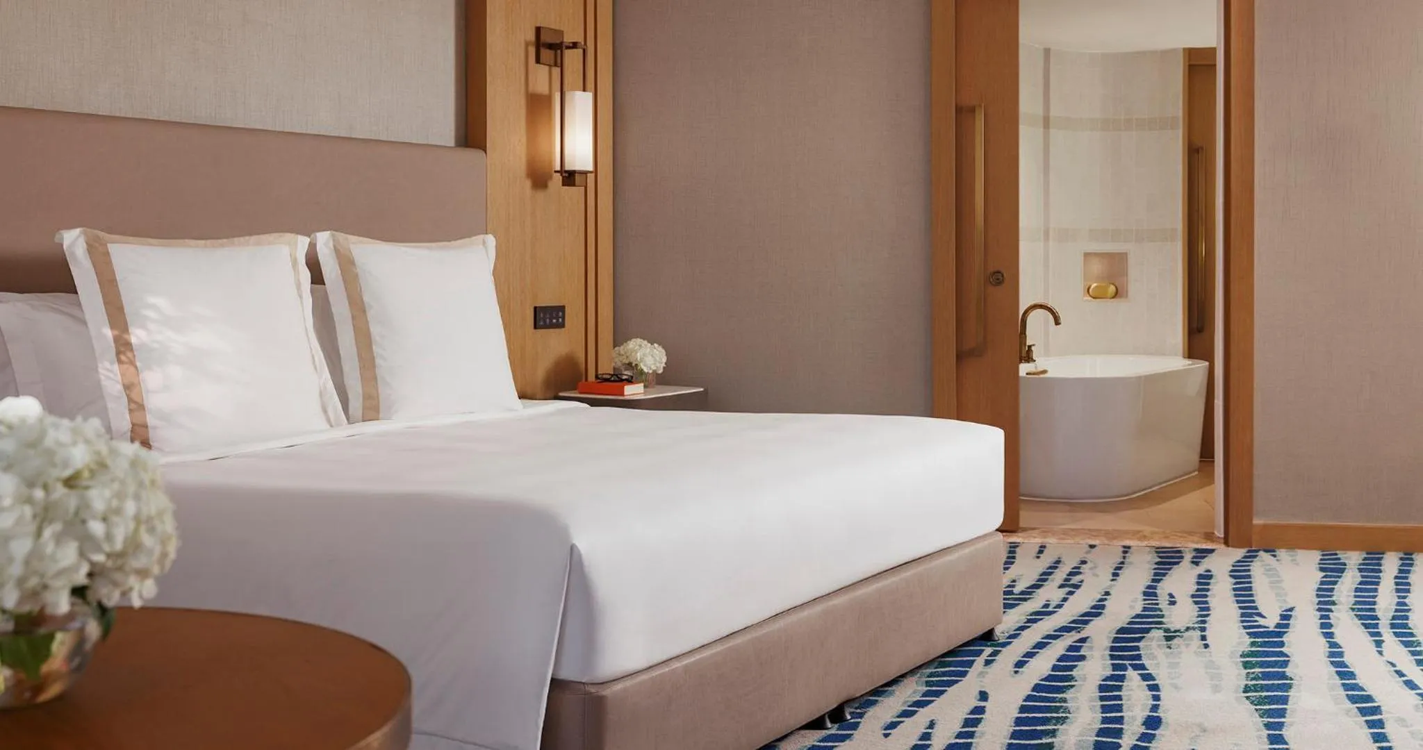 Bathroom, Bed in Jumeirah Beach Hotel Dubai