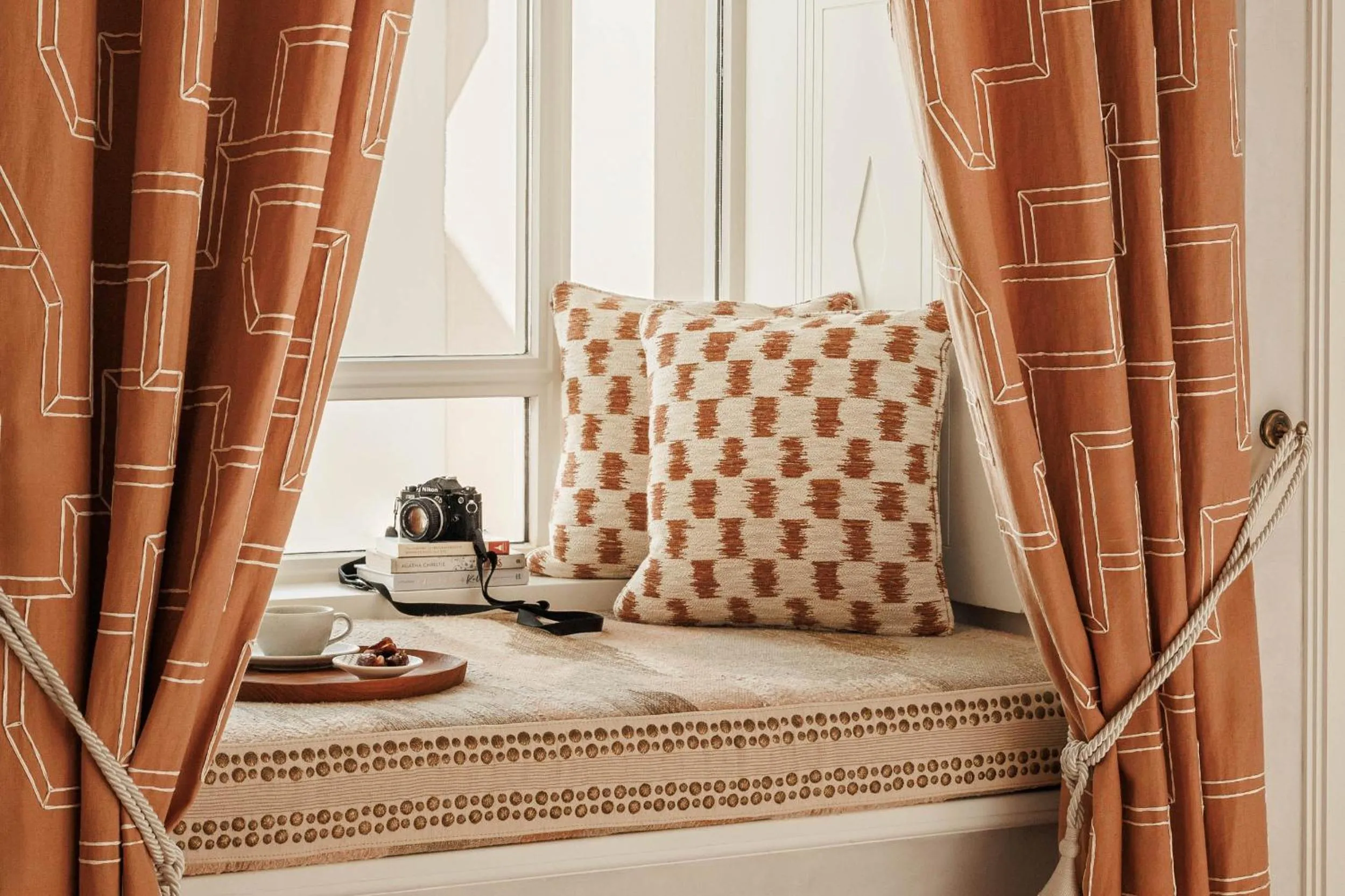 Seating area, Bed in Jumeirah Beach Hotel Dubai