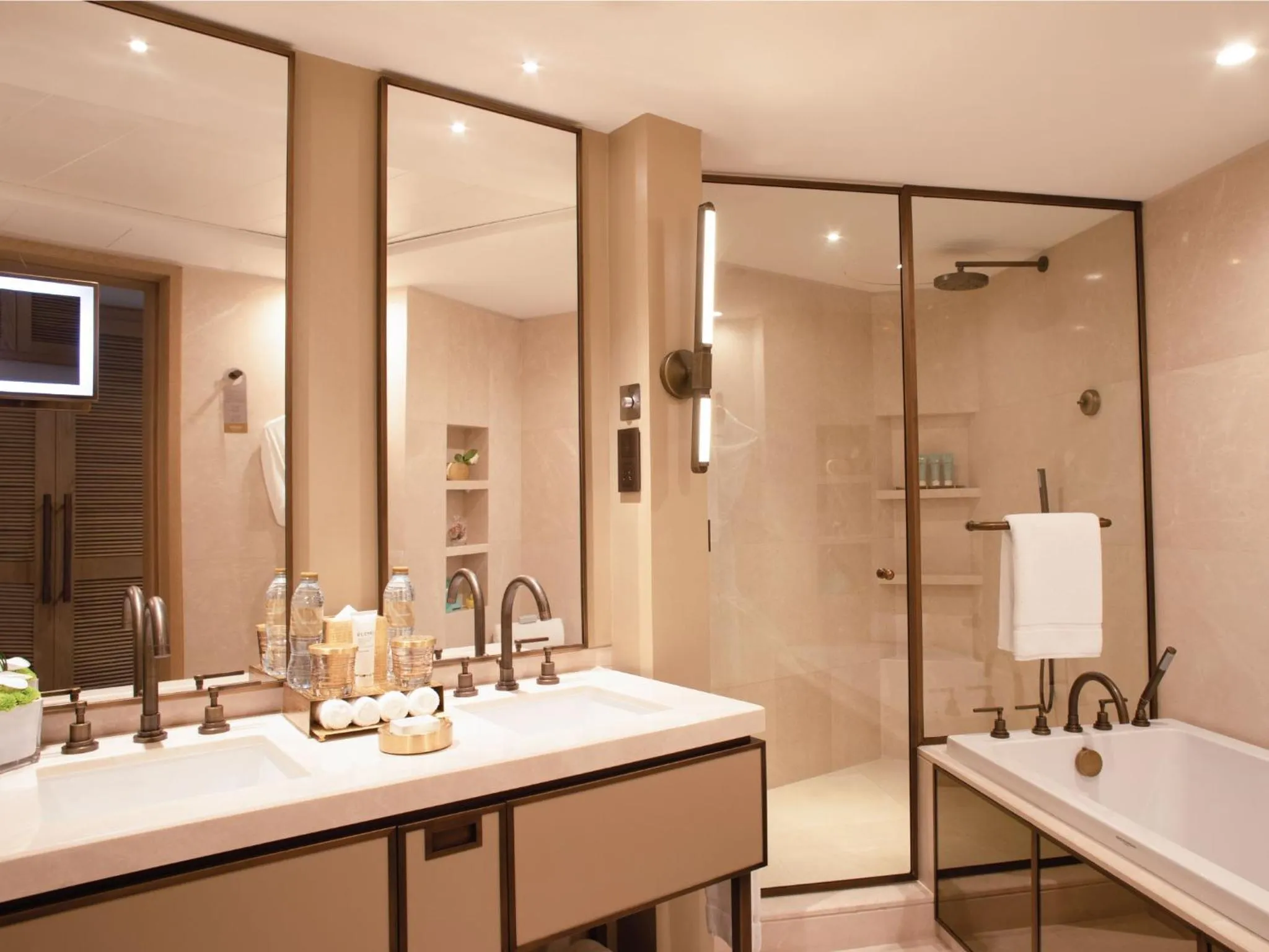 Shower in Jumeirah Beach Hotel Dubai