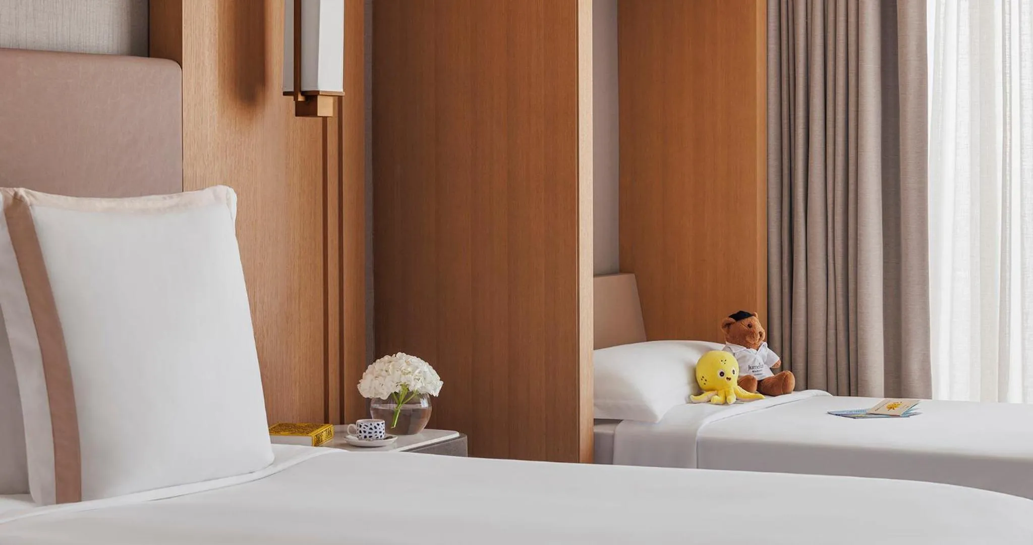 Bedroom, Bed in Jumeirah Beach Hotel Dubai