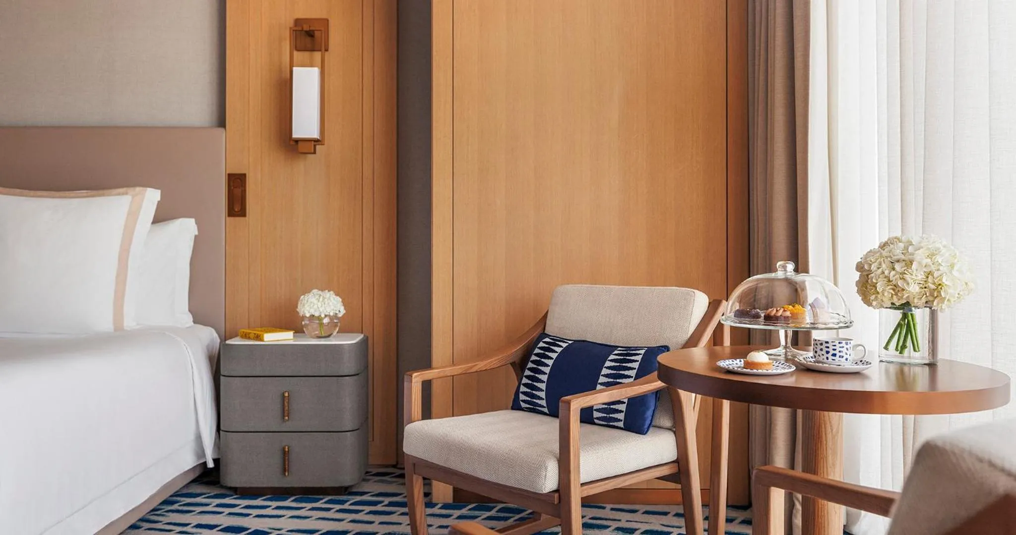 Bedroom, Bed in Jumeirah Beach Hotel Dubai