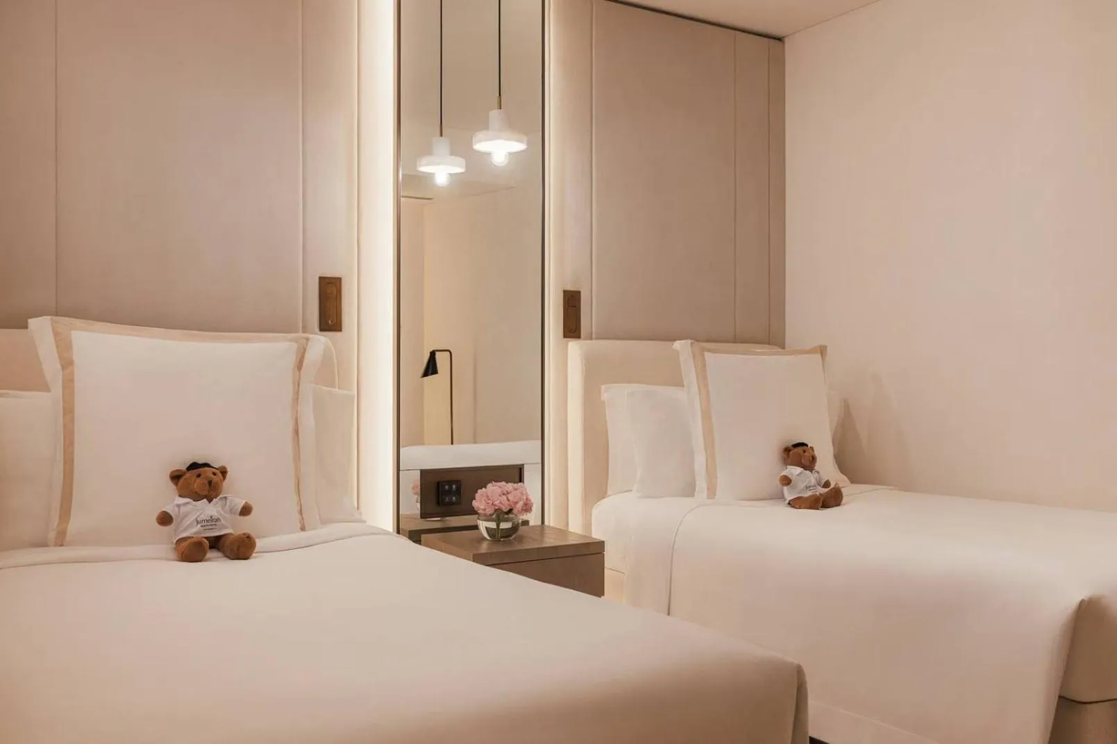 Bedroom, Bed in Jumeirah Beach Hotel Dubai