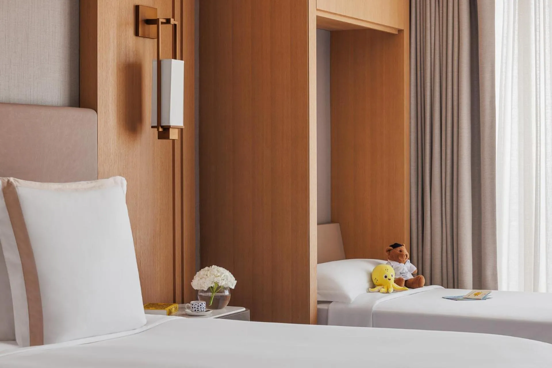 Bedroom, Bed in Jumeirah Beach Hotel Dubai