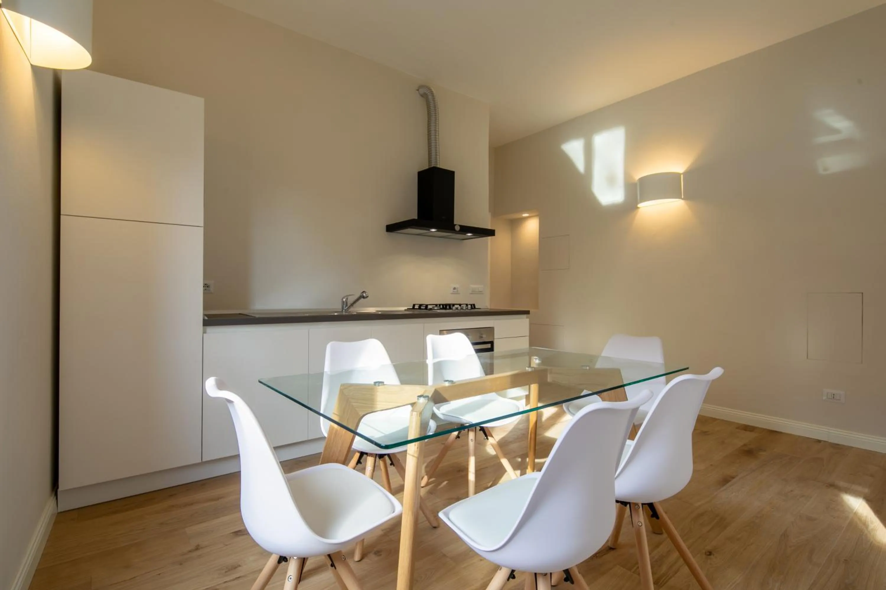 Kitchen or kitchenette in Ponte Vecchio White by Mmega