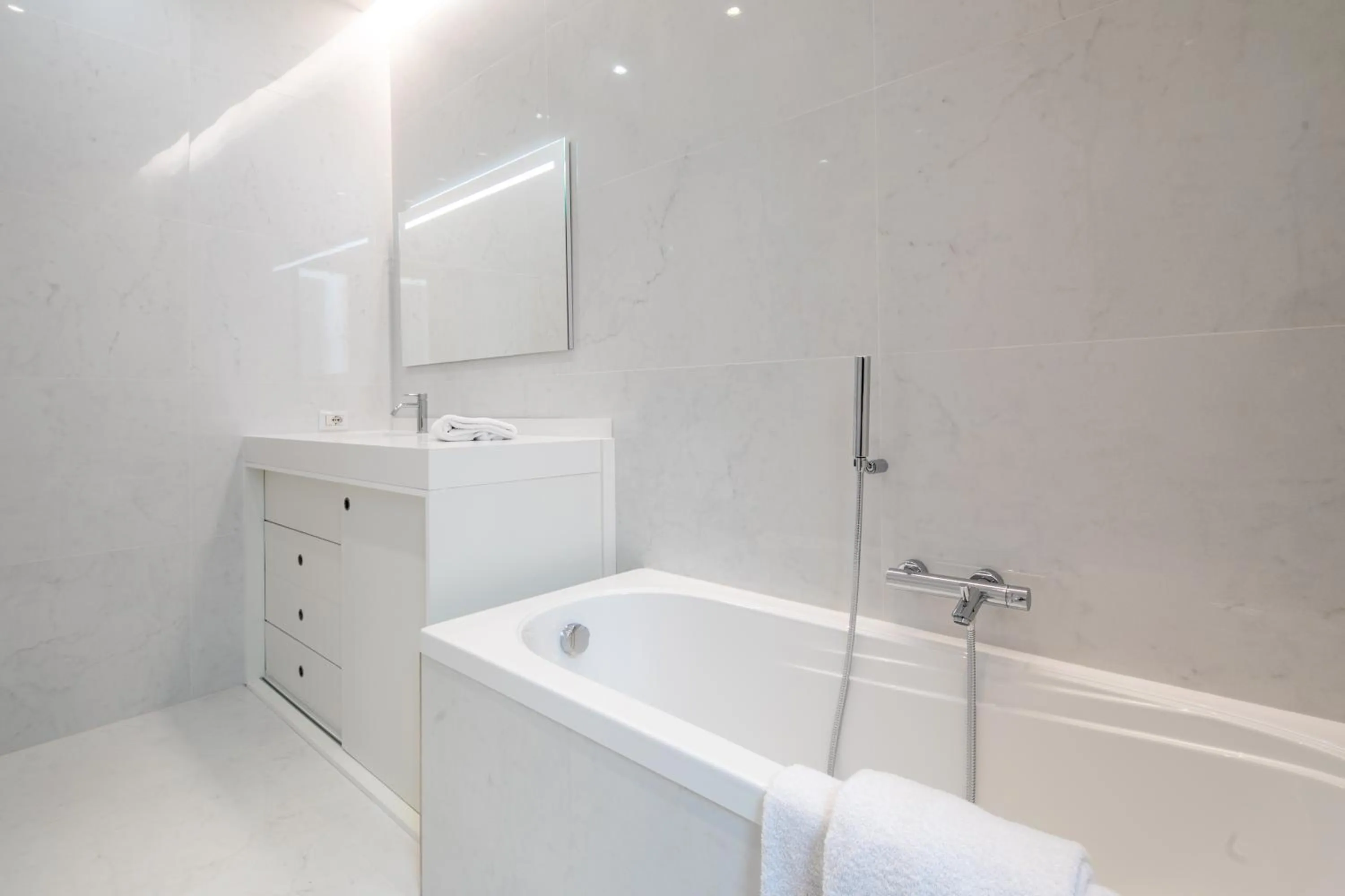 Bathroom in Ponte Vecchio White by Mmega