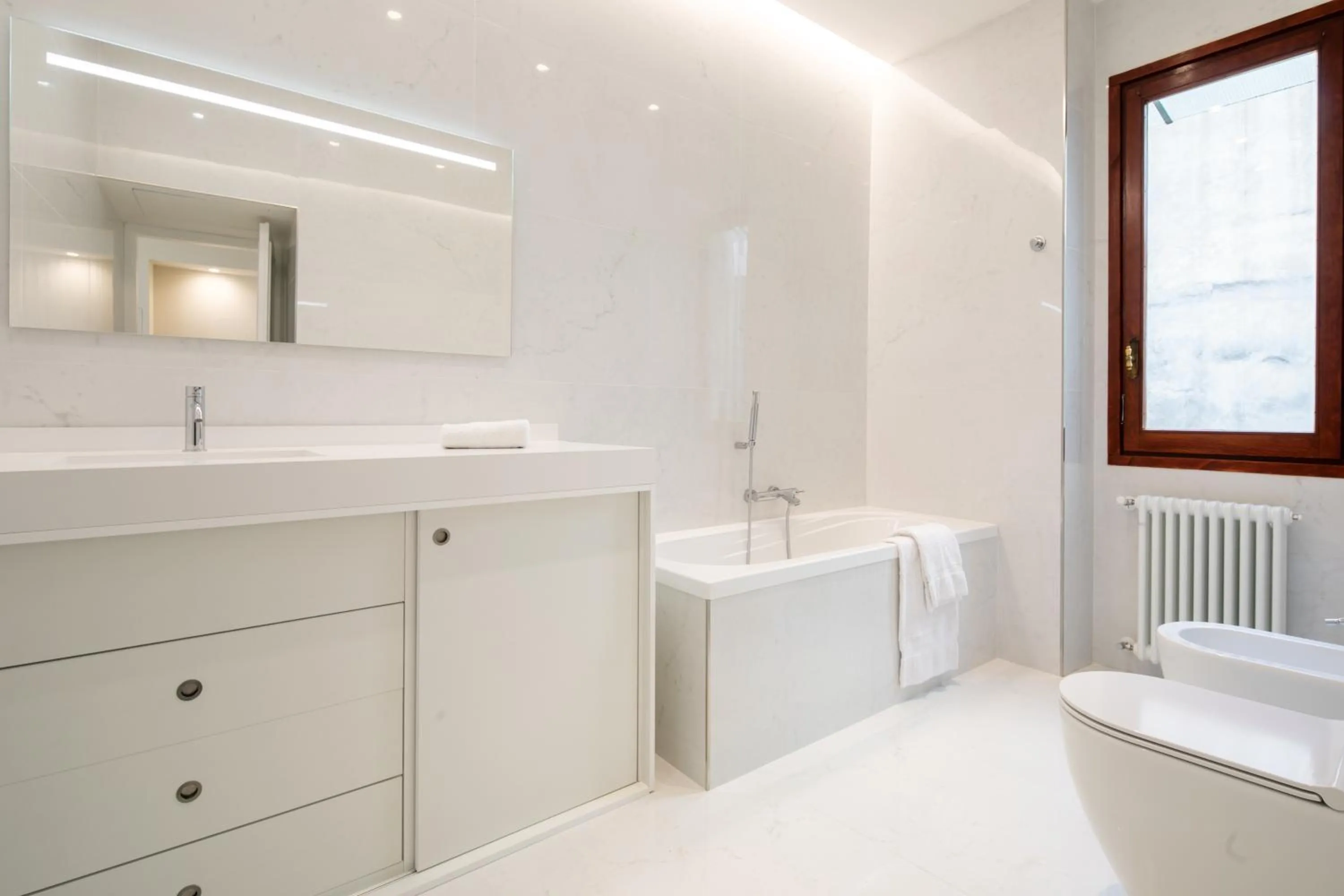 Bathroom in Ponte Vecchio White by Mmega