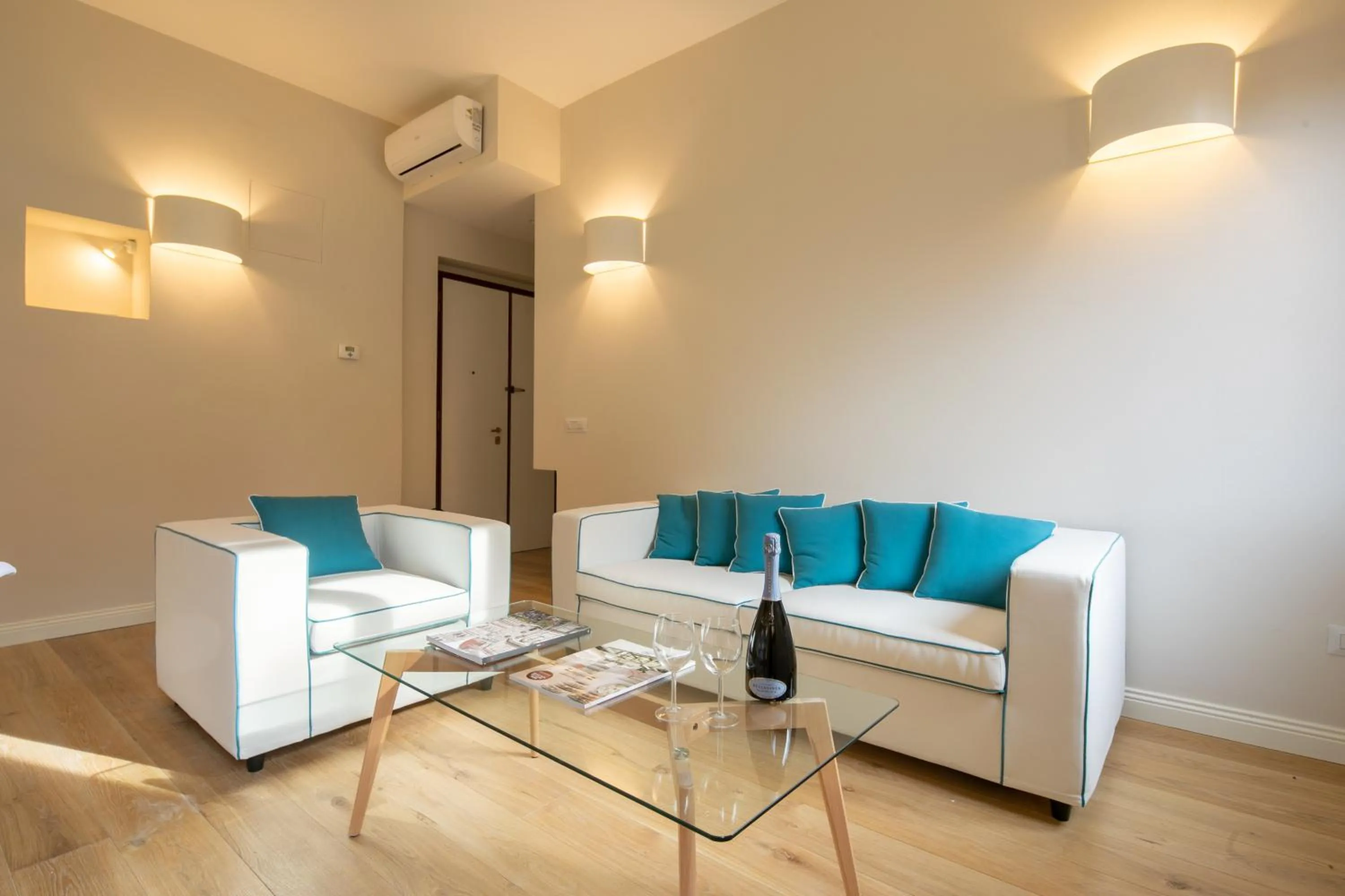 Living room in Ponte Vecchio White by Mmega