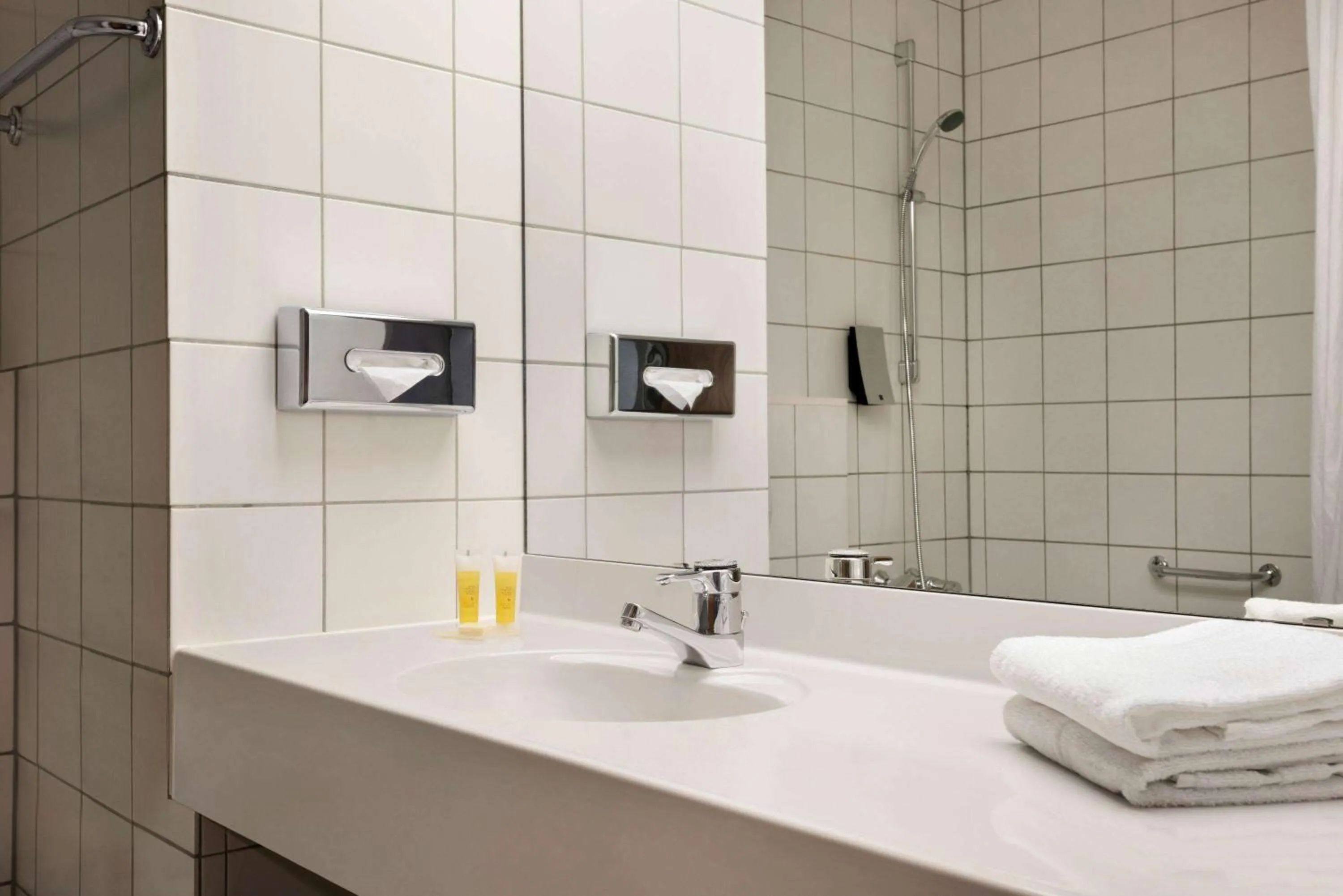 TV and multimedia in Ramada by Wyndham Bottrop City