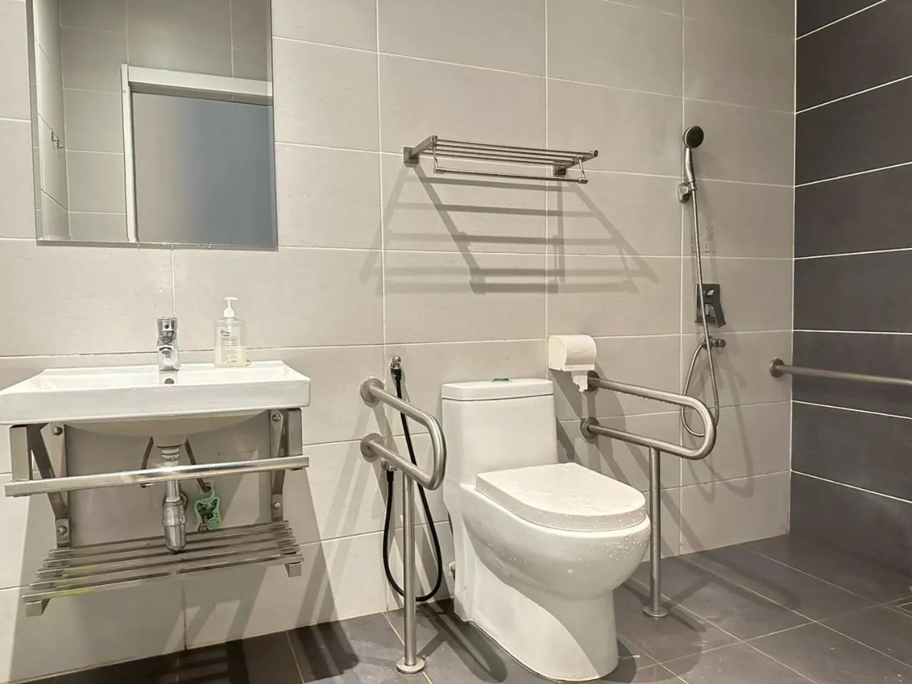 Shower in Sri Enstek Hotel KLIA, KLIA 2 & F1