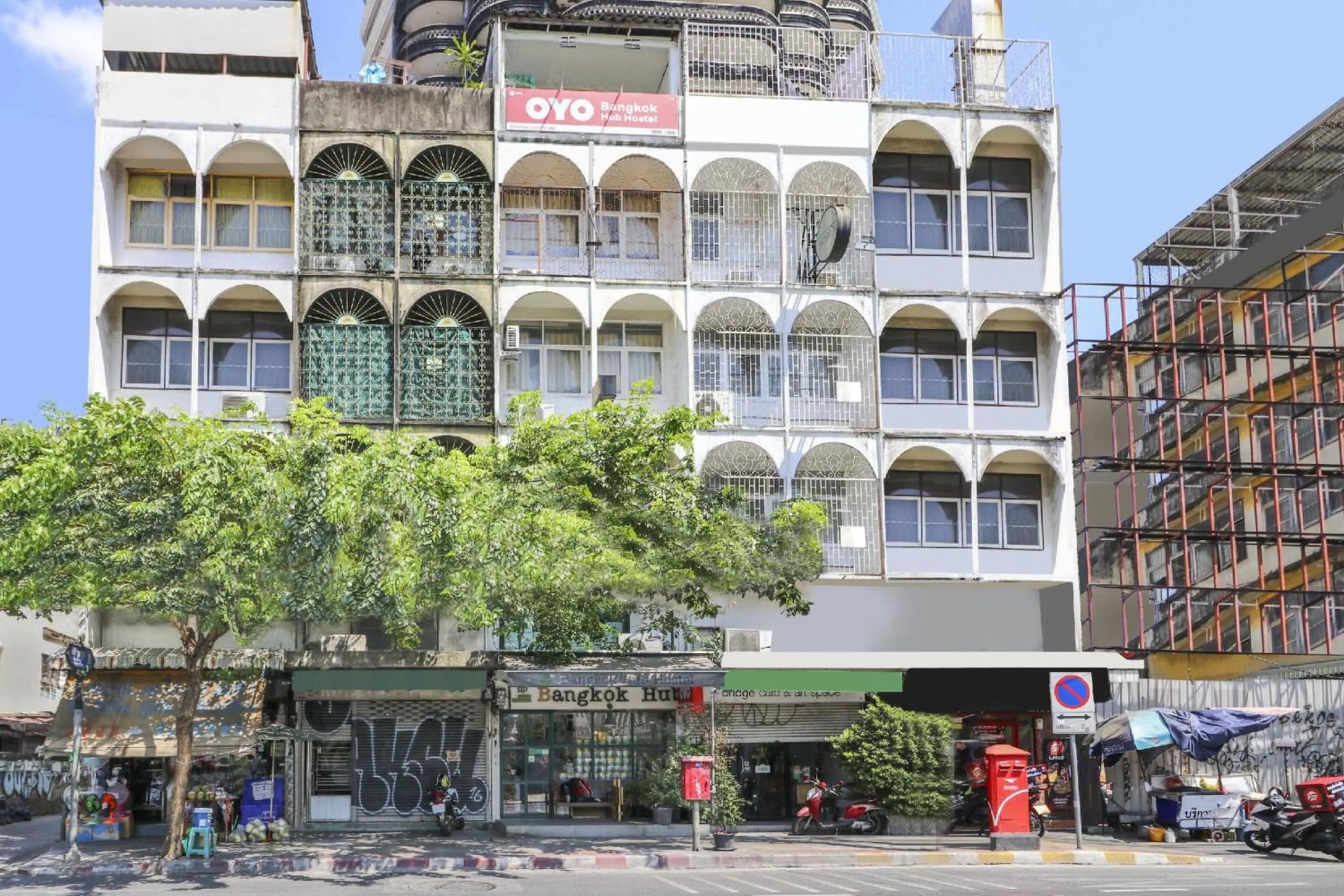 Property building in Bangkok Hub Hostel